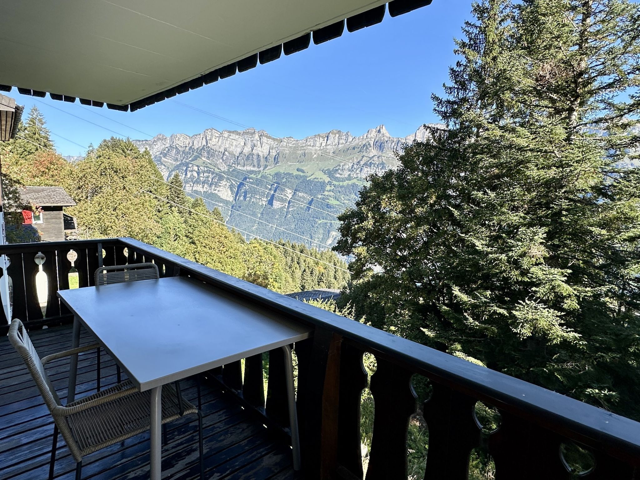 Chalet Tännli (CharmingStay). 3.5-Zimmerwohnung UG - Draußen