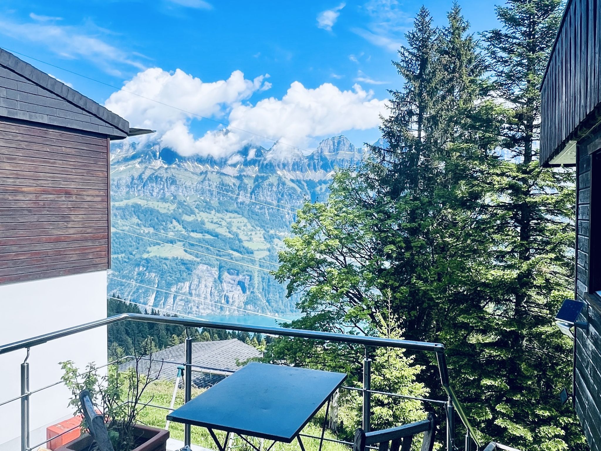 Chalet Tännli (CharmingStay). 3.5-Zimmerwohnung UG - Draußen