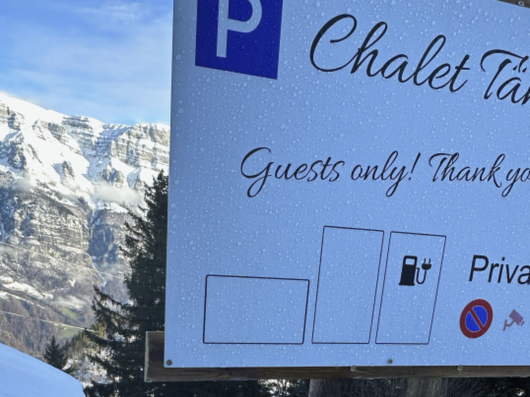 Chalet Tännli (CharmingStay). 3.5-Zimmerwohnung UG - Draußen