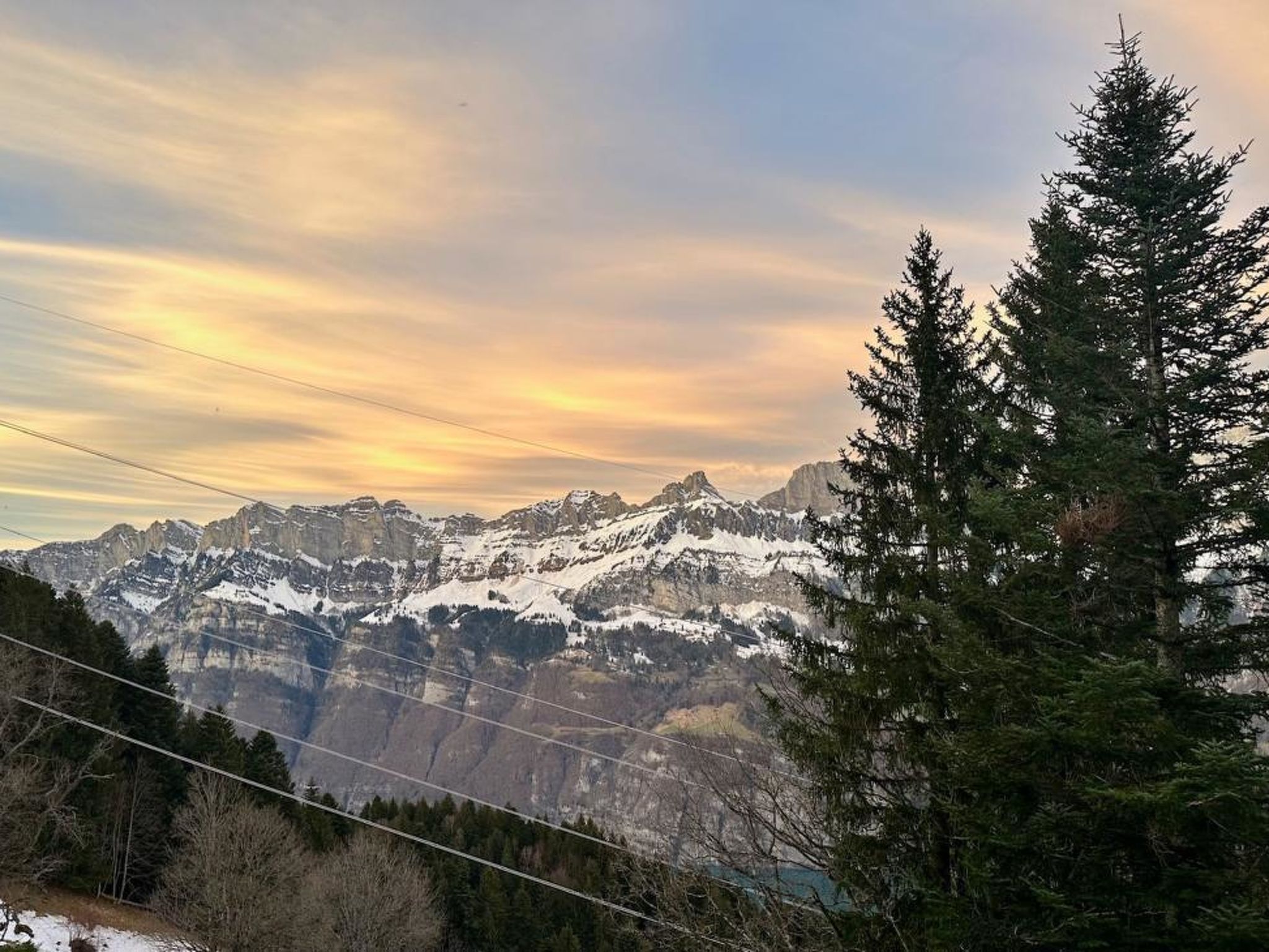 Chalet Tännli (CharmingStay). 3.5-Zimmerwohnung UG - Draußen