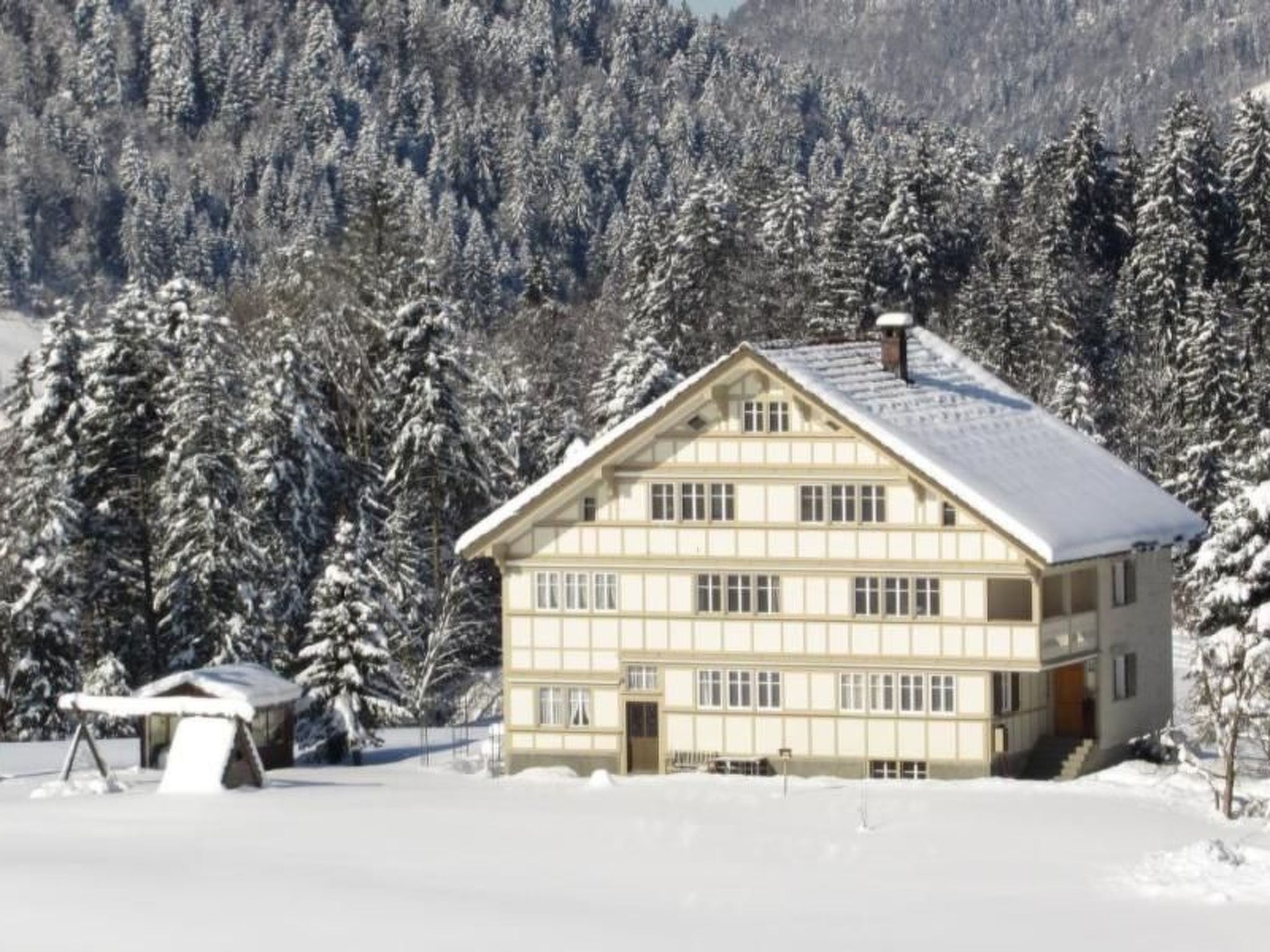 Verschlafen... in sanfte Hügel eingebettet.