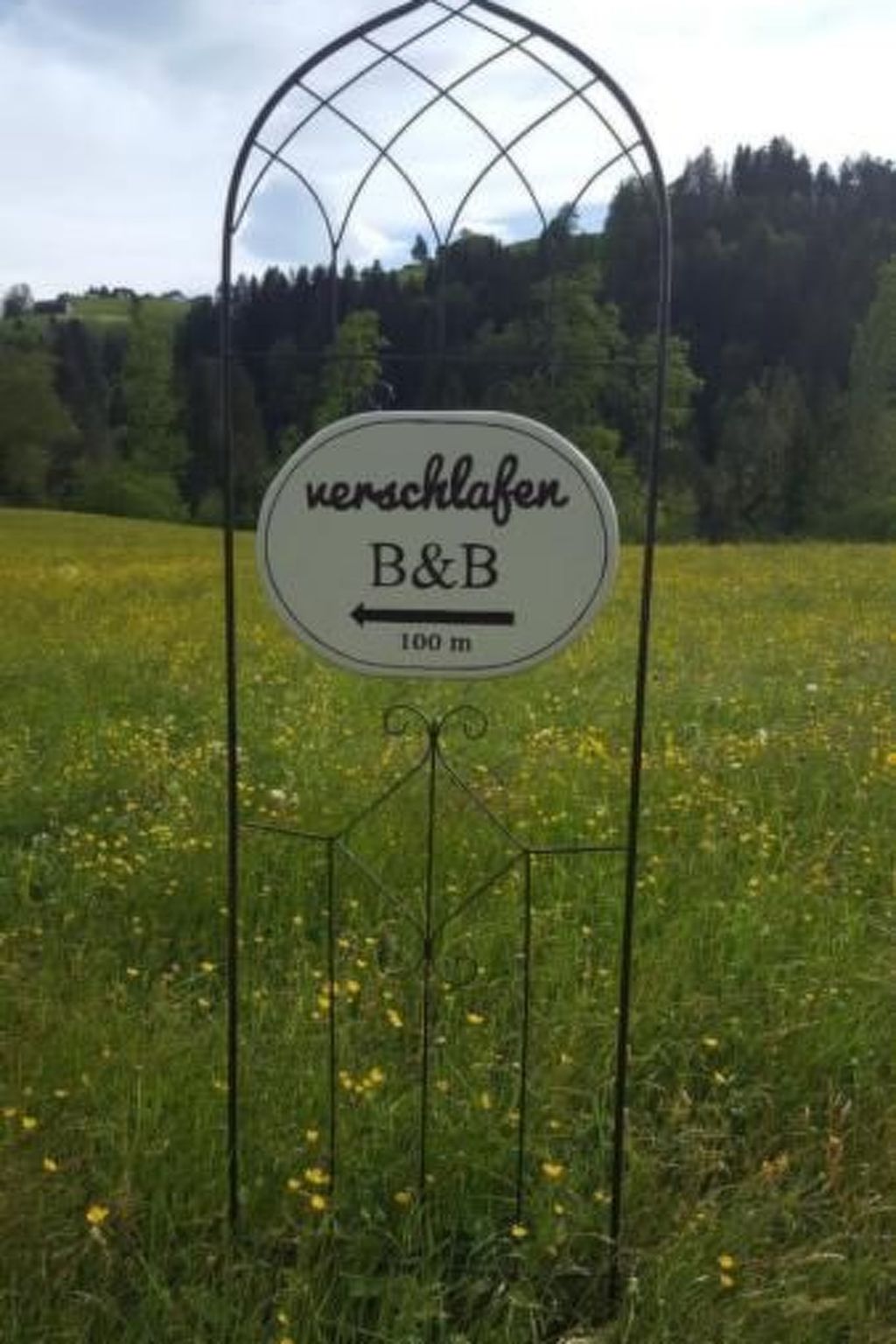 Verschlafen... in sanfte Hügel eingebettet.