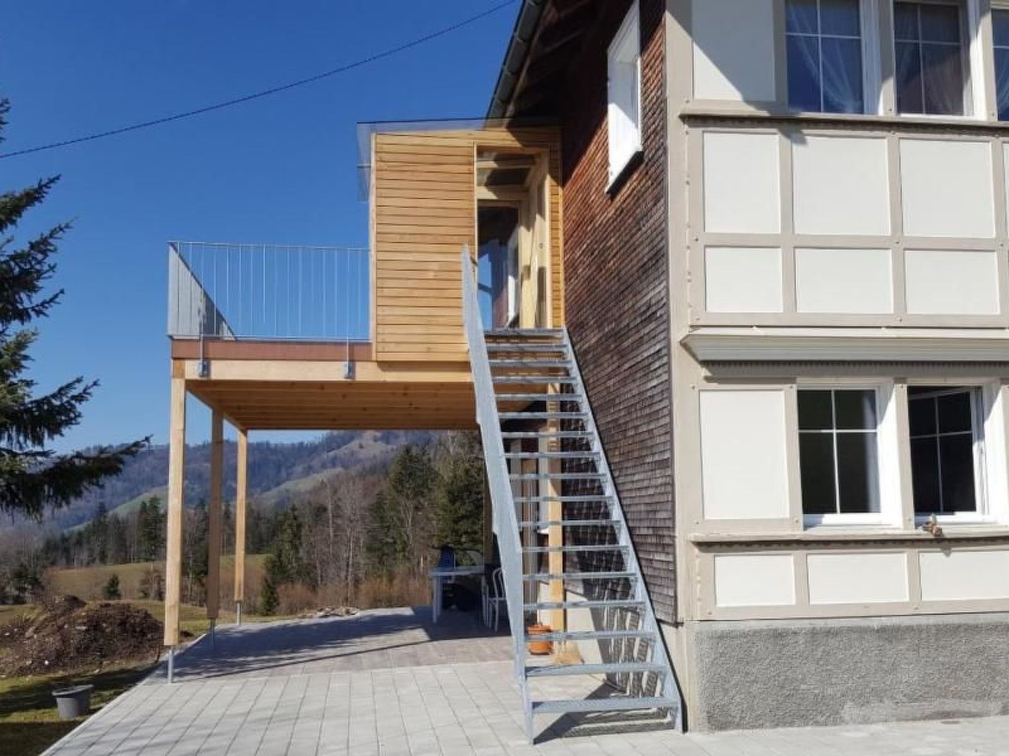 Verschlafen... in sanfte Hügel eingebettet.-Image-tags.info