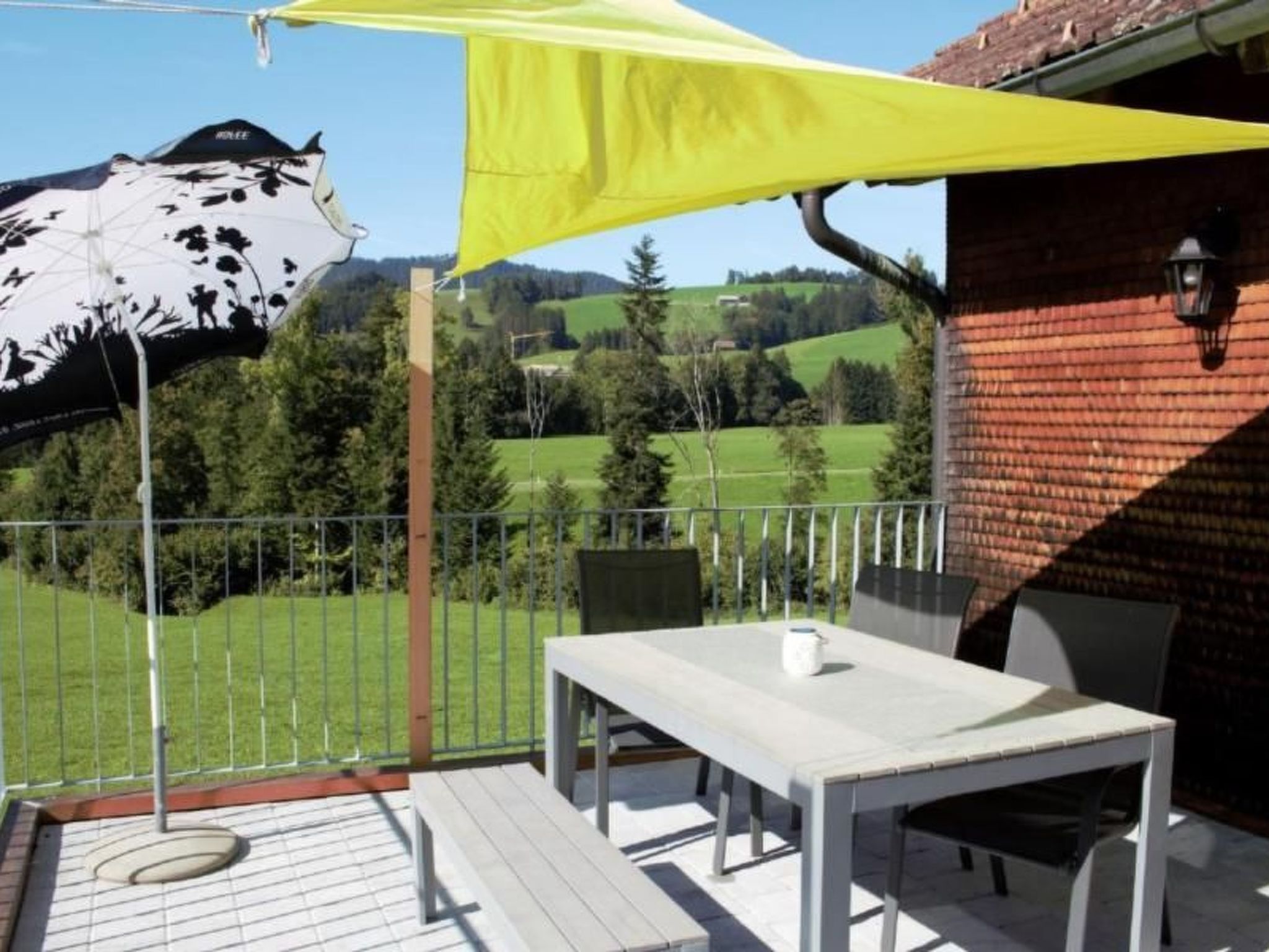 Verschlafen... in sanfte Hügel eingebettet.-Image-tags.info