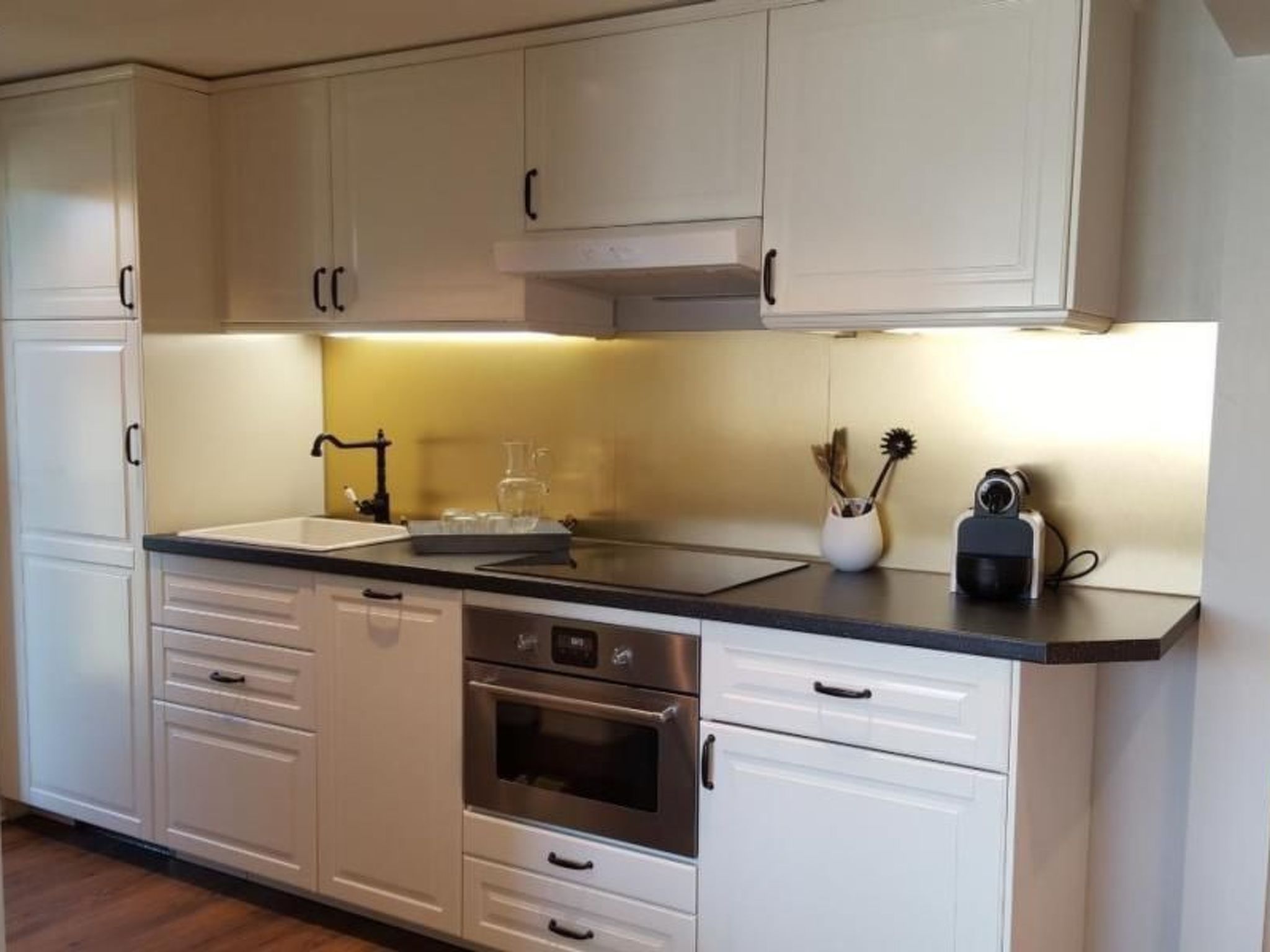 Verschlafen... in sanfte Hügel eingebettet.-Image-tags.info