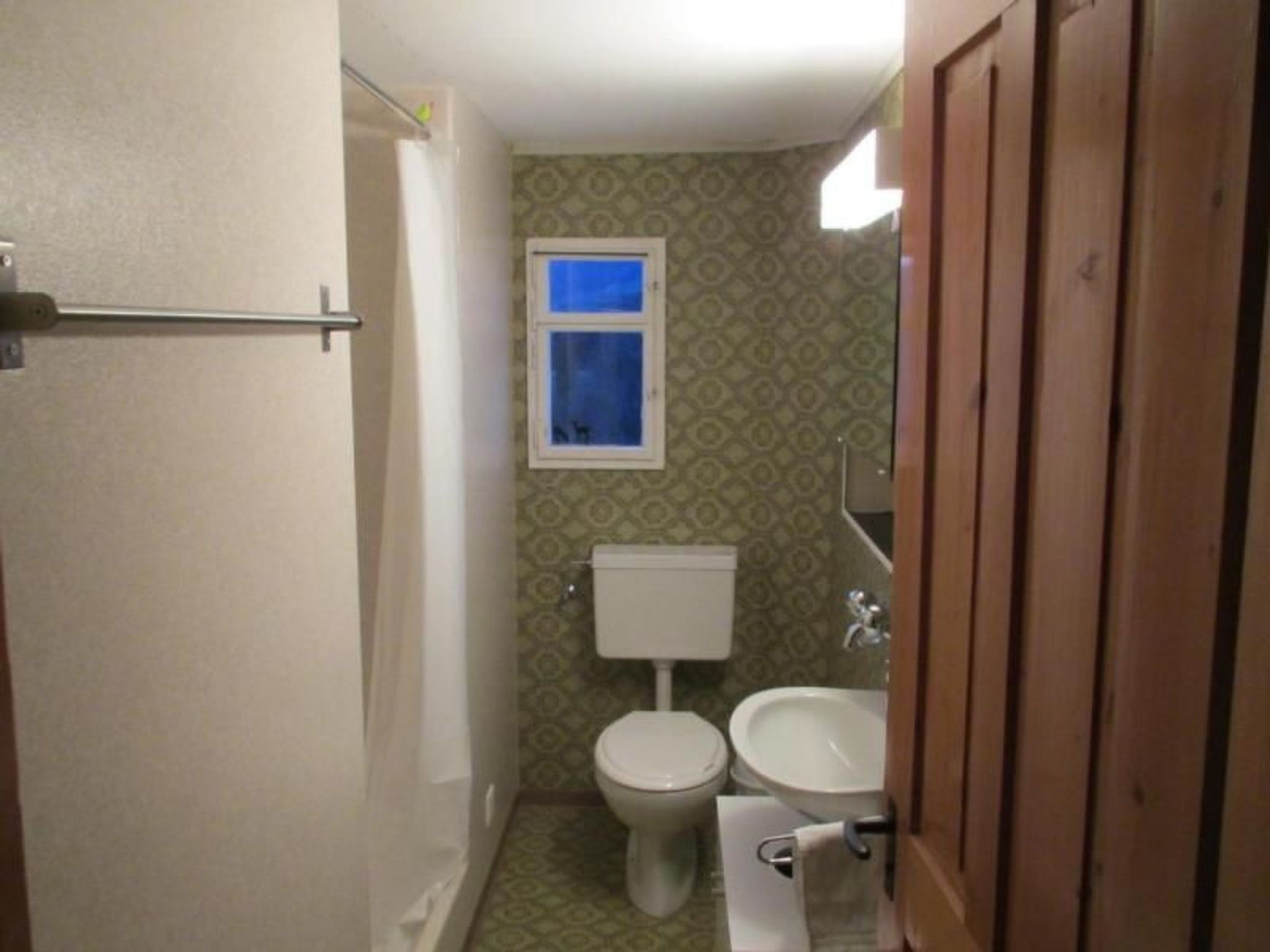 Verschlafen... in sanfte Hügel eingebettet.-Image-tags.info