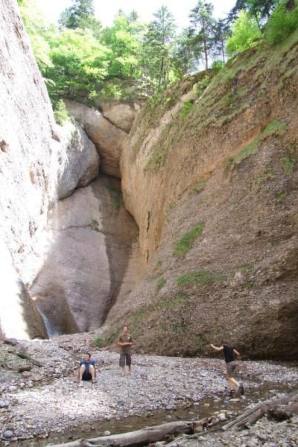 Verschlafen... in sanfte Hügel eingebettet.-Image-tags.info