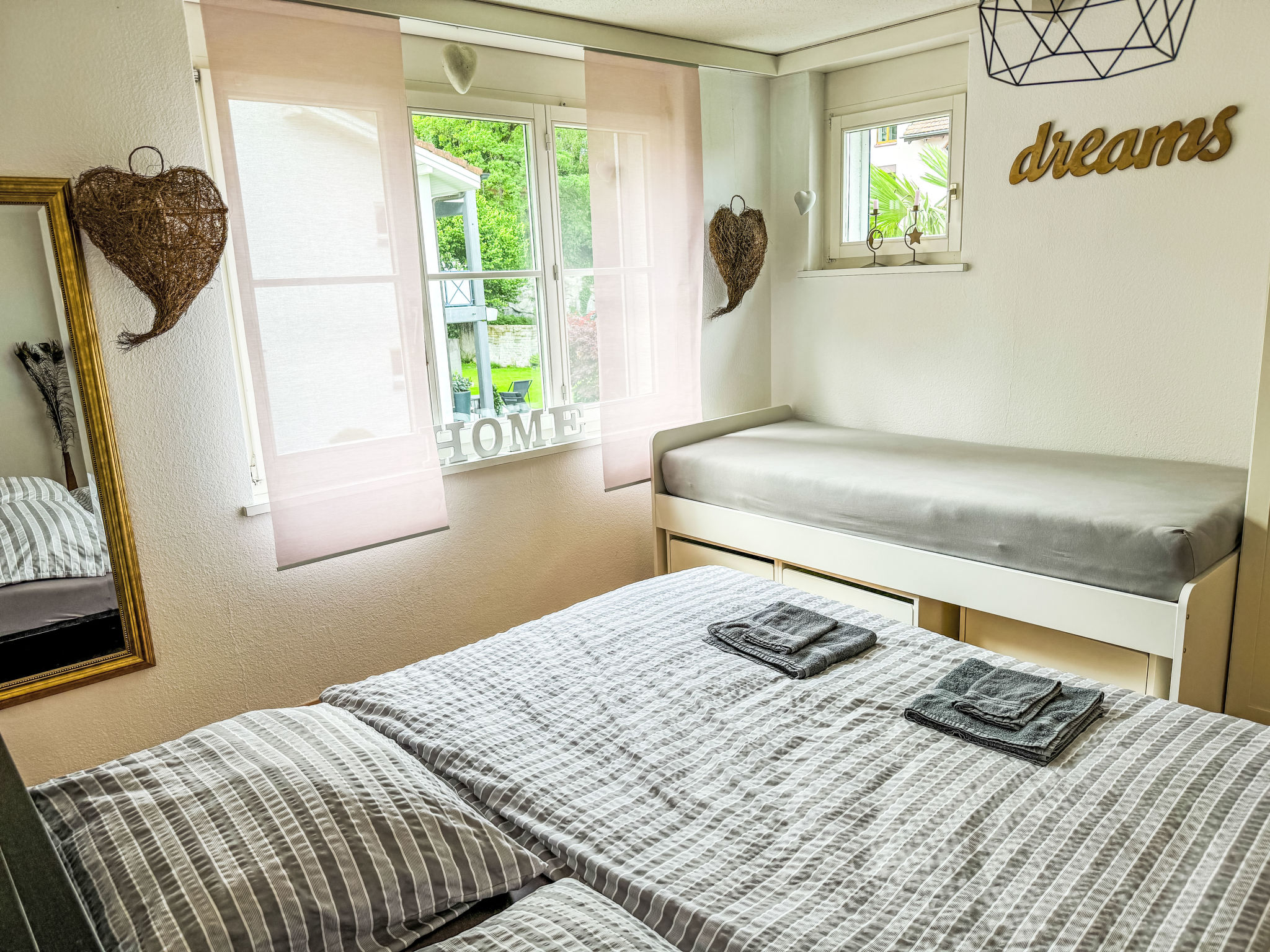 Home Away From Home - Dedans