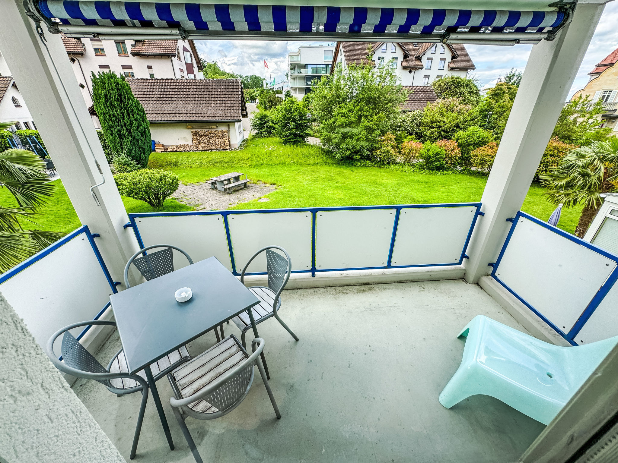 Home Away From Home - Dehors