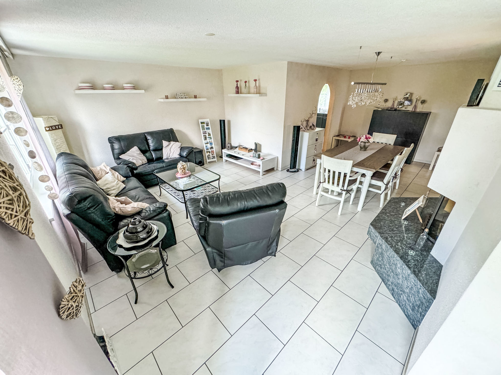 Home Away From Home - Dedans