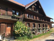 Ruim vakantiehuis met bergzicht en tuin in Bütschwil, Oost-Zwitserland - thumbnail 1