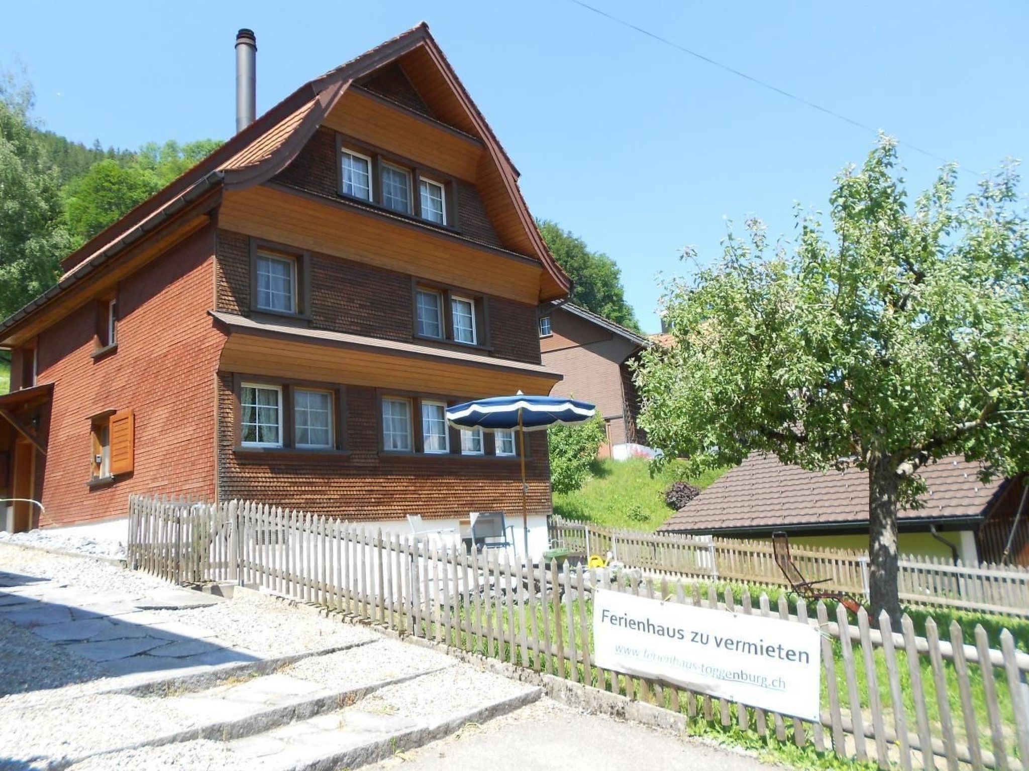 Maximaal 2 huisdieren/honden toegestaan. Detached, spacious holiday home close to skiing and hiking areas. The traditional Toggenburg house (built before 1900) with its shingled façade and well-tende..