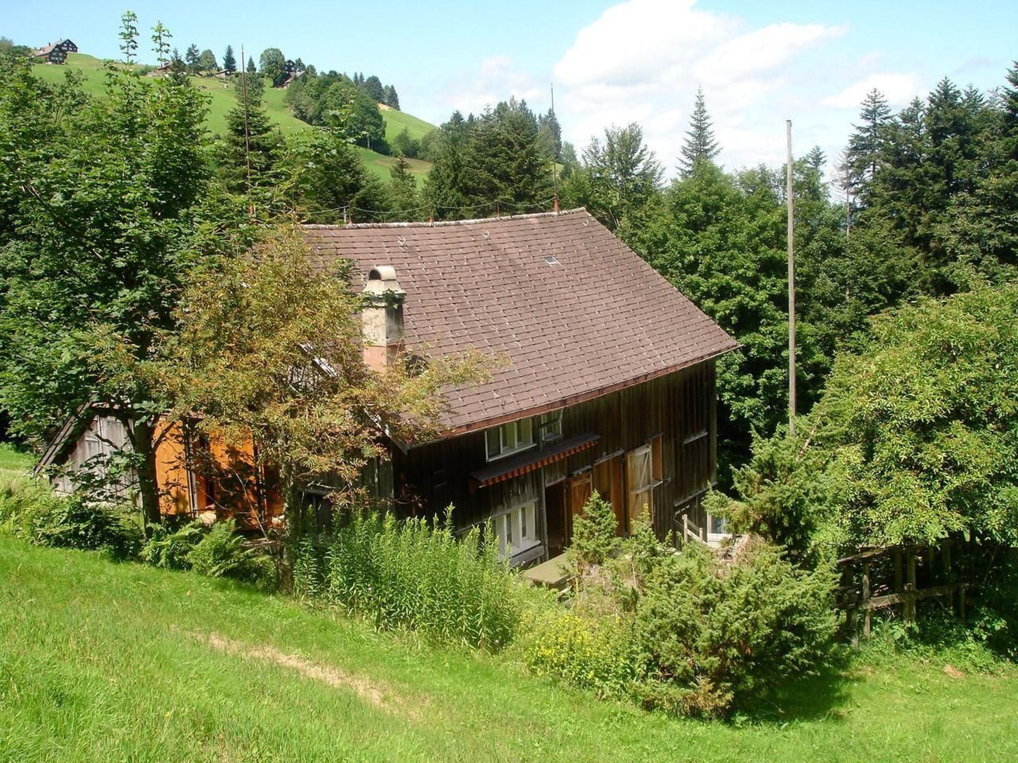 The Ruchweid was created from a converted stable and is now a rustic, very simple holiday home. It is located in Ebnat-Kappel in Toggenburg, approx. 8 minutes by car from the village centre at 982 met..