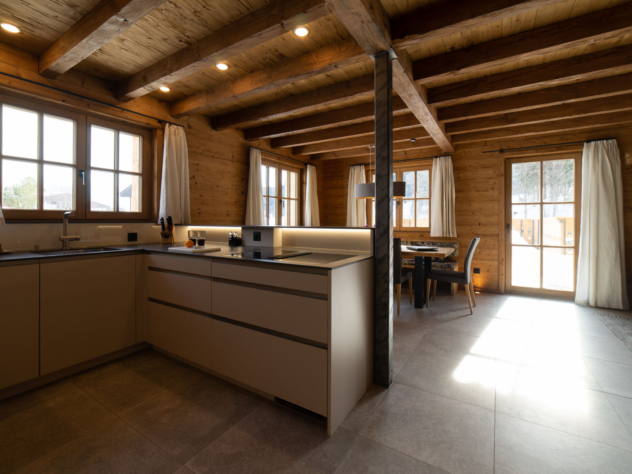 Maison Chalet Schafberg – Cuisine et coin repas, photo 24 sur 30