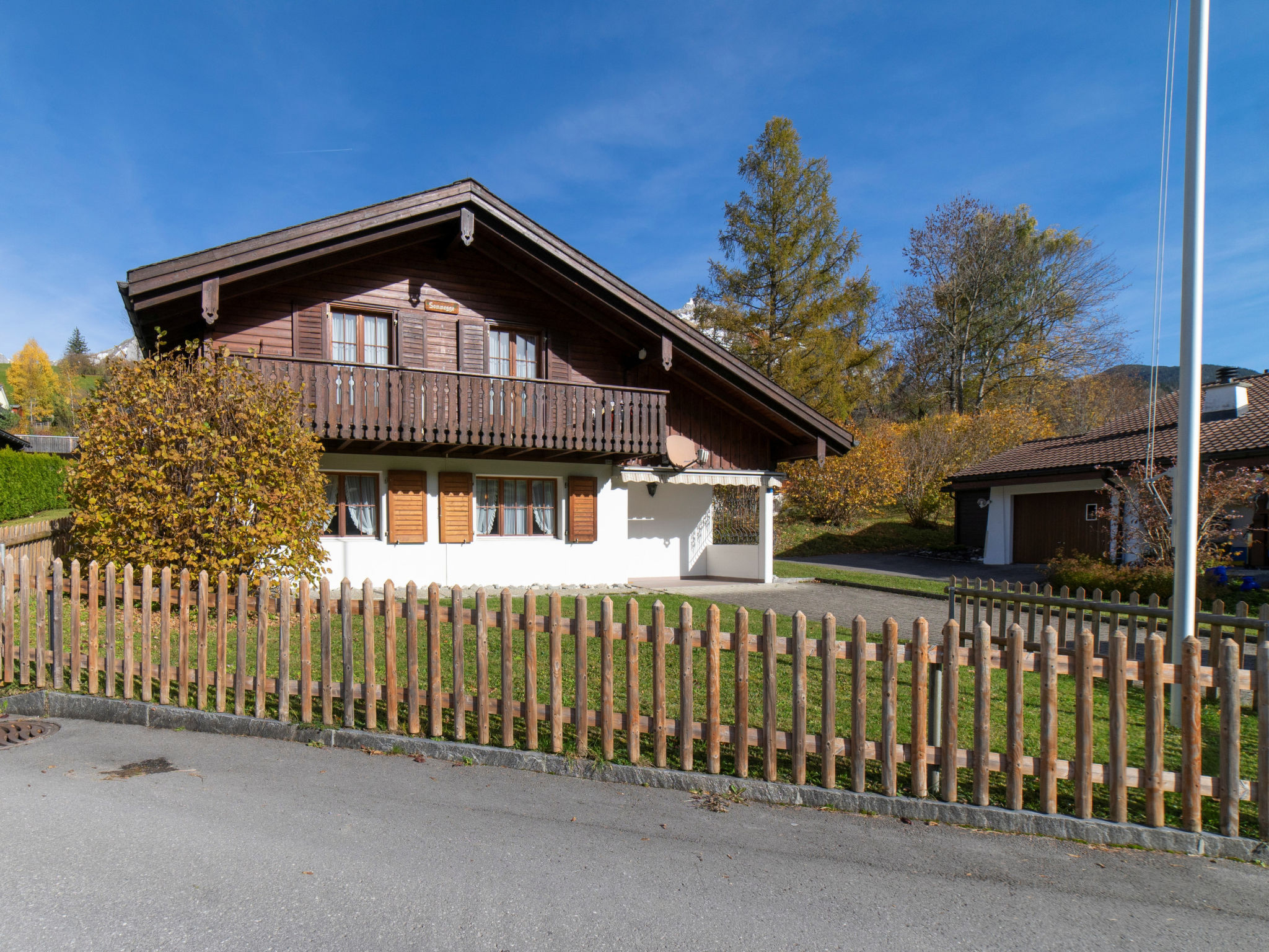 "Sonnegge", chalet 3-kamers 100 m2. Het objekt is geschikt voor 6 volwassenen. 1 kamer met 1 2-pers bed en TV. 1 kamer met 2 bedden. 1 kamer met 1 2-pers bed. Open keuken (oven, afwasmachine, 4 kerami..