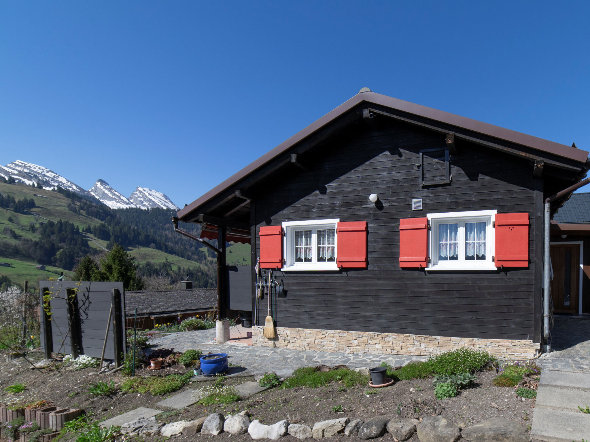 "Bergpanorama", huis 2-kamers 65 m2, op de begane grond. Het objekt is geschikt voor 4 volwassenen. 1 kamer met 1 2-pers bed en TV. 1 kamer met 2 bedden. Open keuken (oven, 4 inductiekookplaten, water..