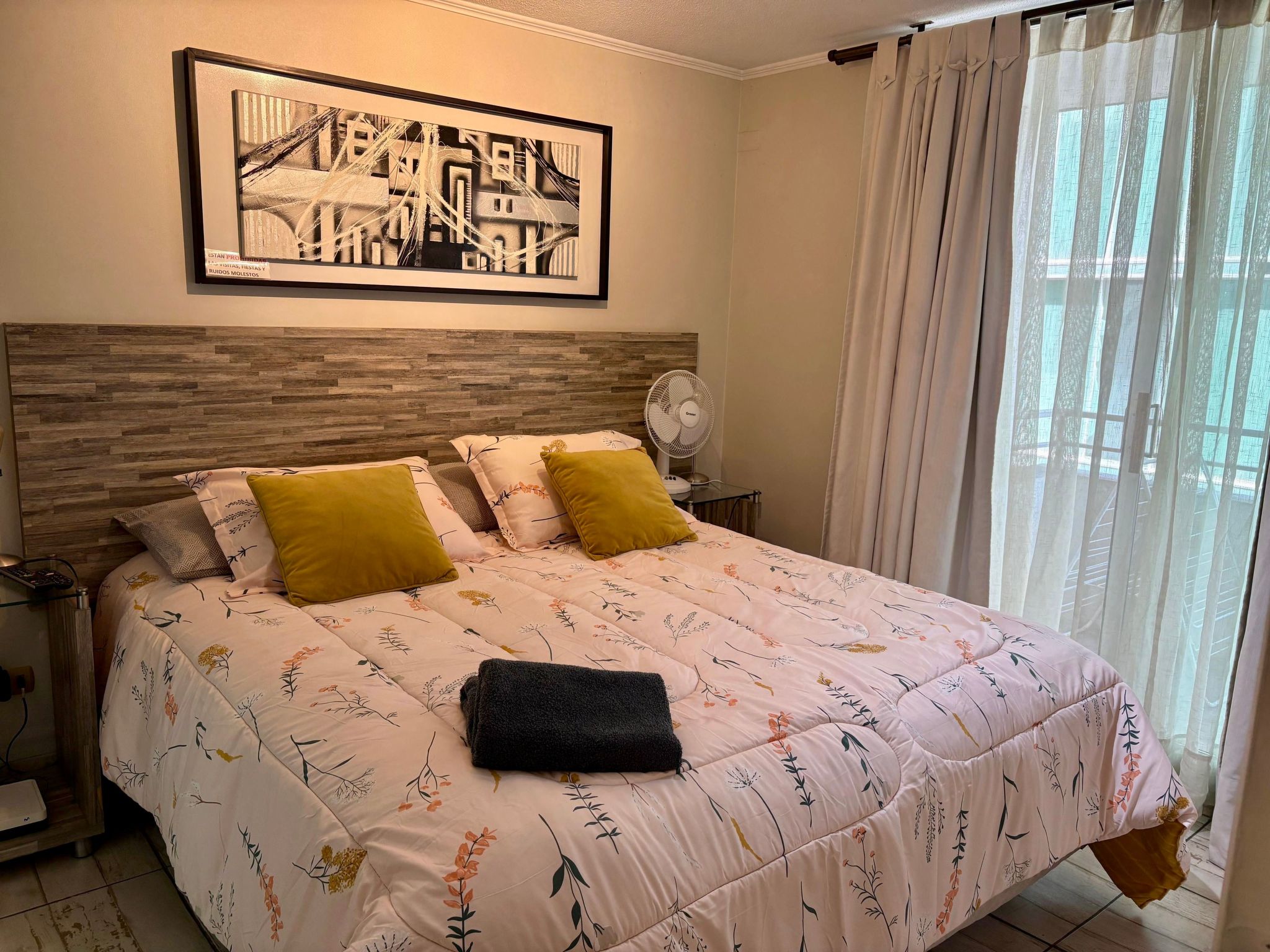Discover the charm of staying in the heart of Santiago de Chile with this cosy flat, perfect for up to 4 people. Located in the vibrant Metropolitan Region of Santiago, this accommodation not only off..