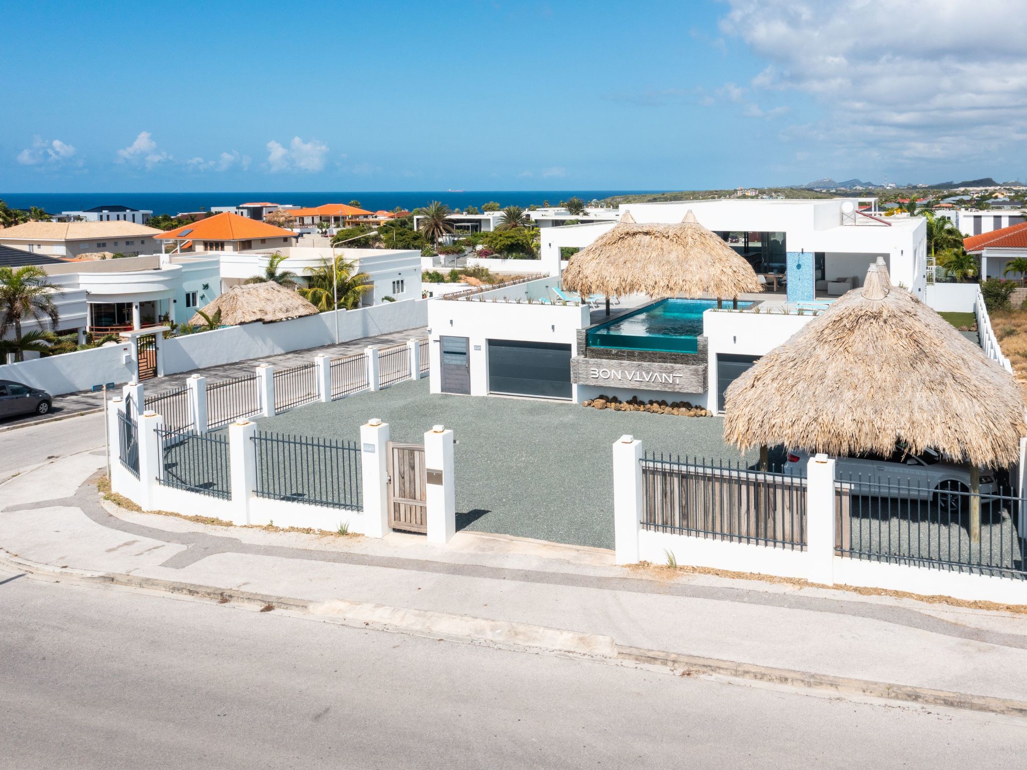 Jan Thiel is een van de populairste wijken van Curaçao.
De Caracasbaai ligt op 5 minuten lopen.
Het Spaanse Water is in de buurt waar u kunt zeilen of andere watersporten kunt beoefenen.
Het toeristi..