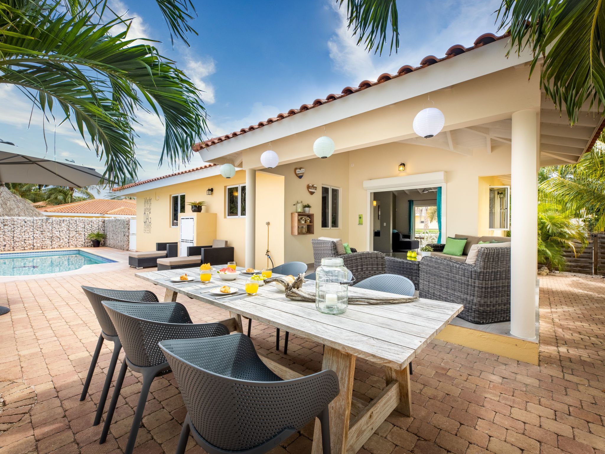 Ontdek de pracht en luxe van Villa Drumi Dushi met privé zwembad, gelegen in het hart van de tropische paradijs van Jan Thiel. Deze recent gerenoveerde villa biedt een onovertroffen combinatie van co..