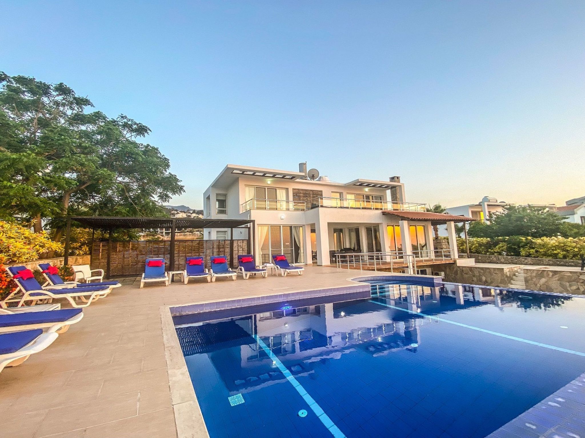 Villa Meerblick: Luxe Infinity-Pool & Zeezicht op 250m van de Kust - foto 33