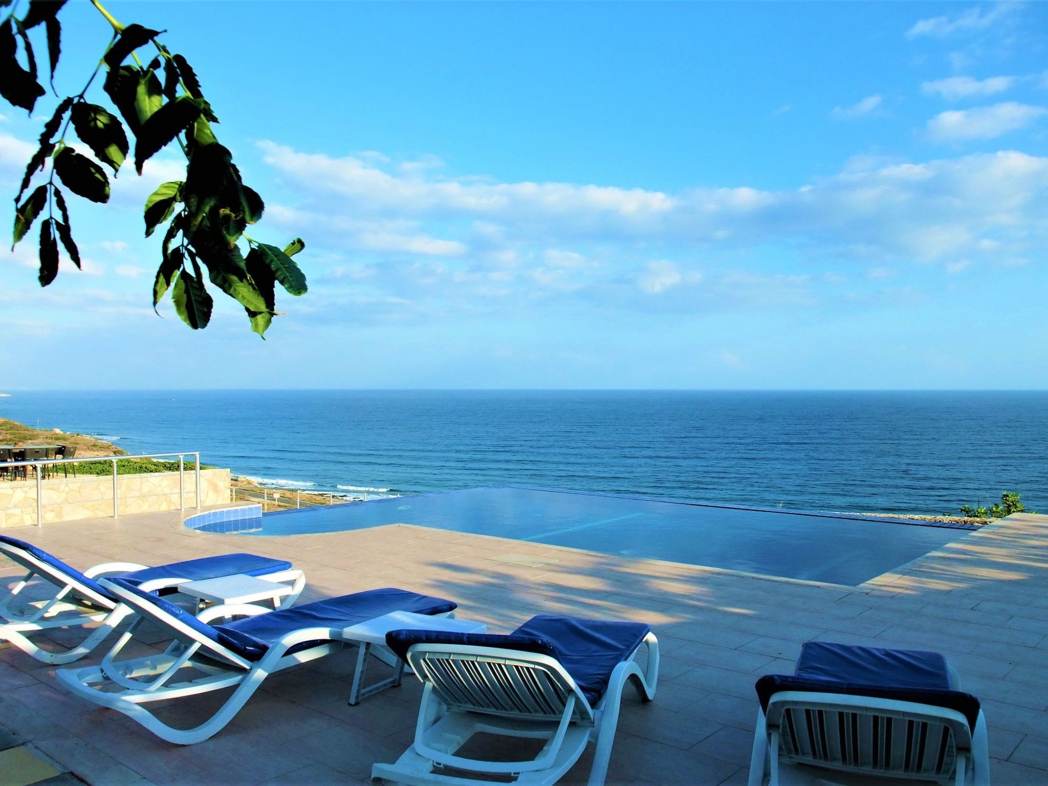 Villa Meerblick: Luxe Infinity-Pool & Zeezicht op 250m van de Kust - foto 35