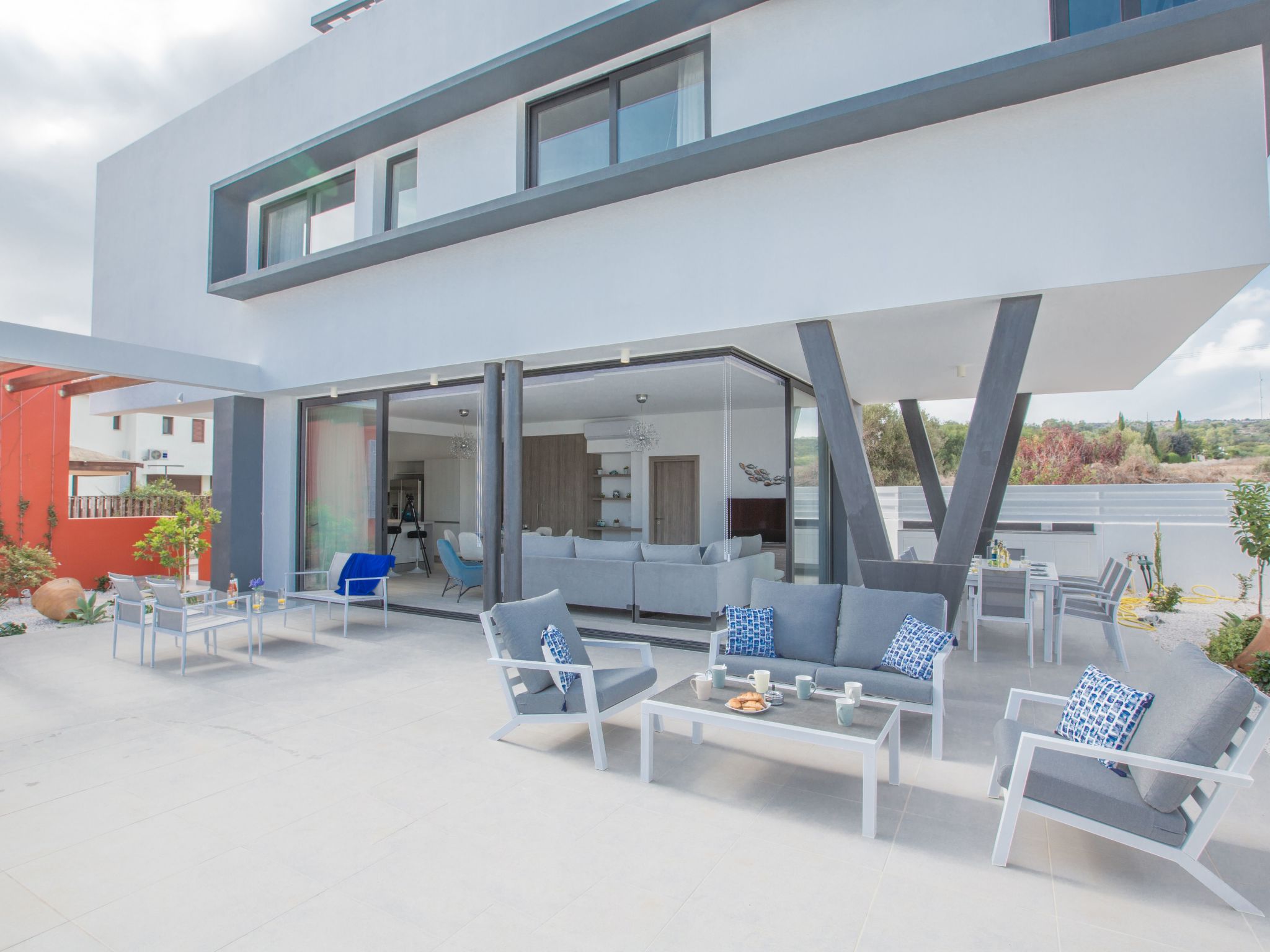 Neue, luxuriöse 3-Schlafzimmer-Villa in Protaras Zentrum-Image-tags.info