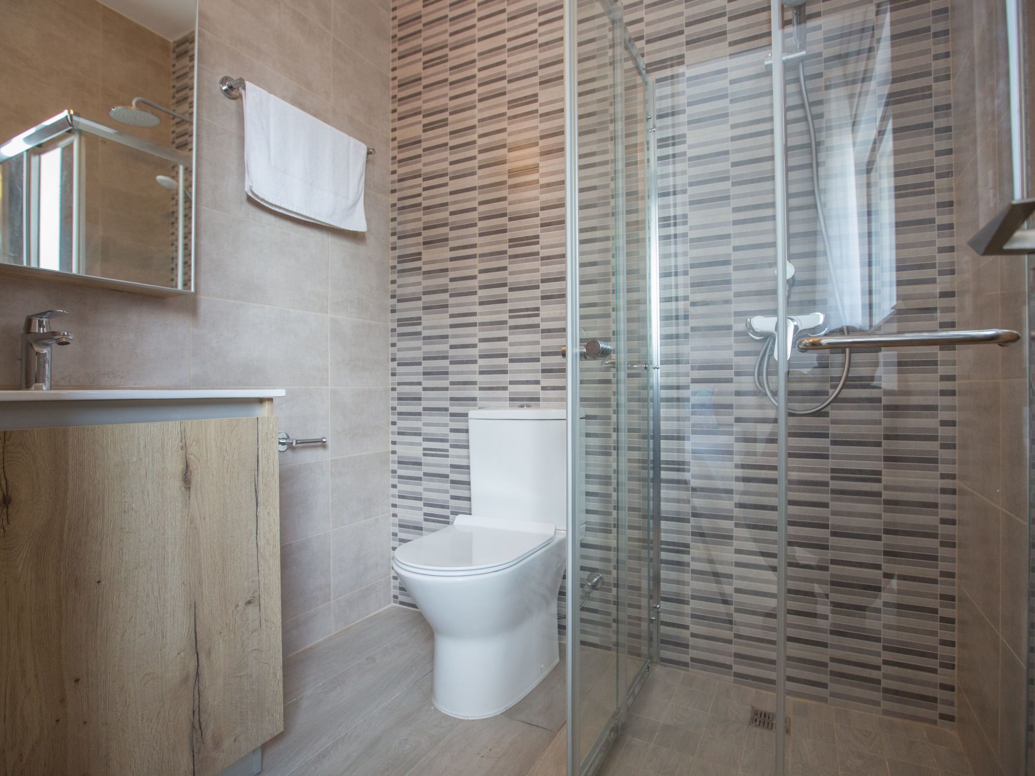 Neue, luxuriöse 3-Schlafzimmer-Villa in Protaras Zentrum-Image-tags.info