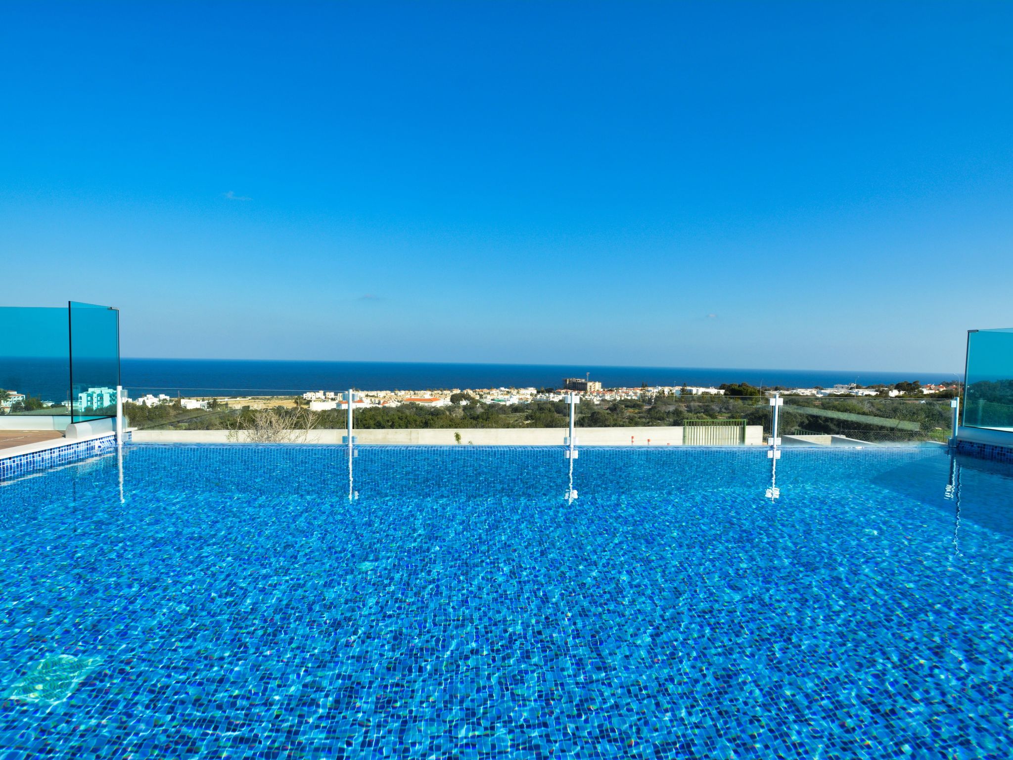 Private Villa mit 4 Schlafzimmern, Pool und Meerblick-Image-tags.info