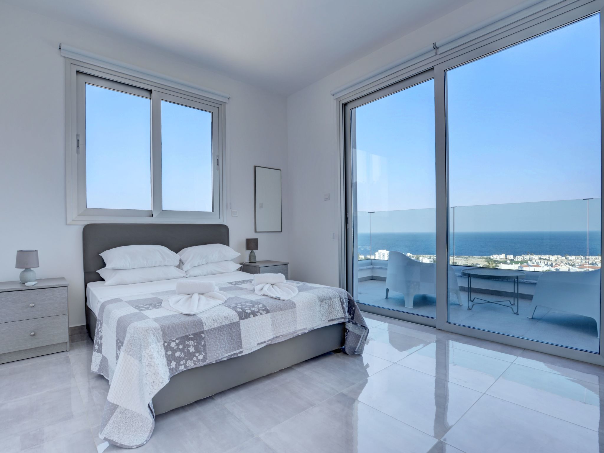 Private Villa mit 4 Schlafzimmern, Pool und Meerblick-Image-tags.info