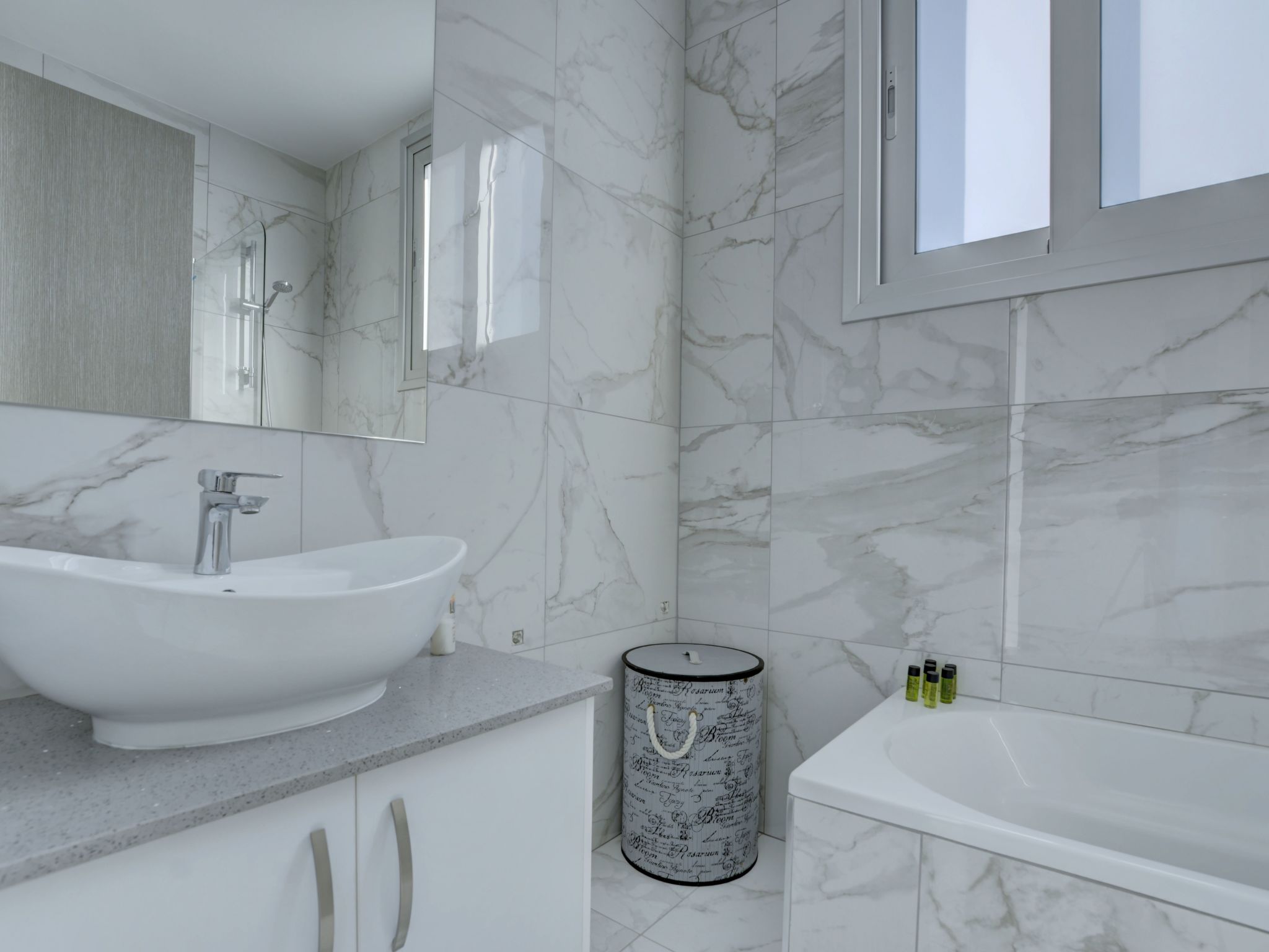 Private Villa mit 4 Schlafzimmern, Pool und Meerblick-Image-tags.info