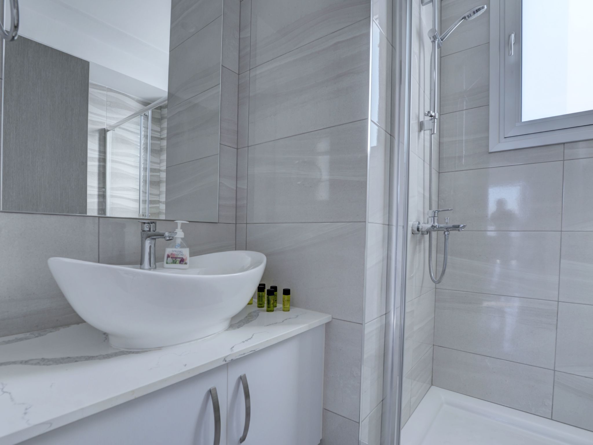 Private Villa mit 4 Schlafzimmern, Pool und Meerblick-Image-tags.info