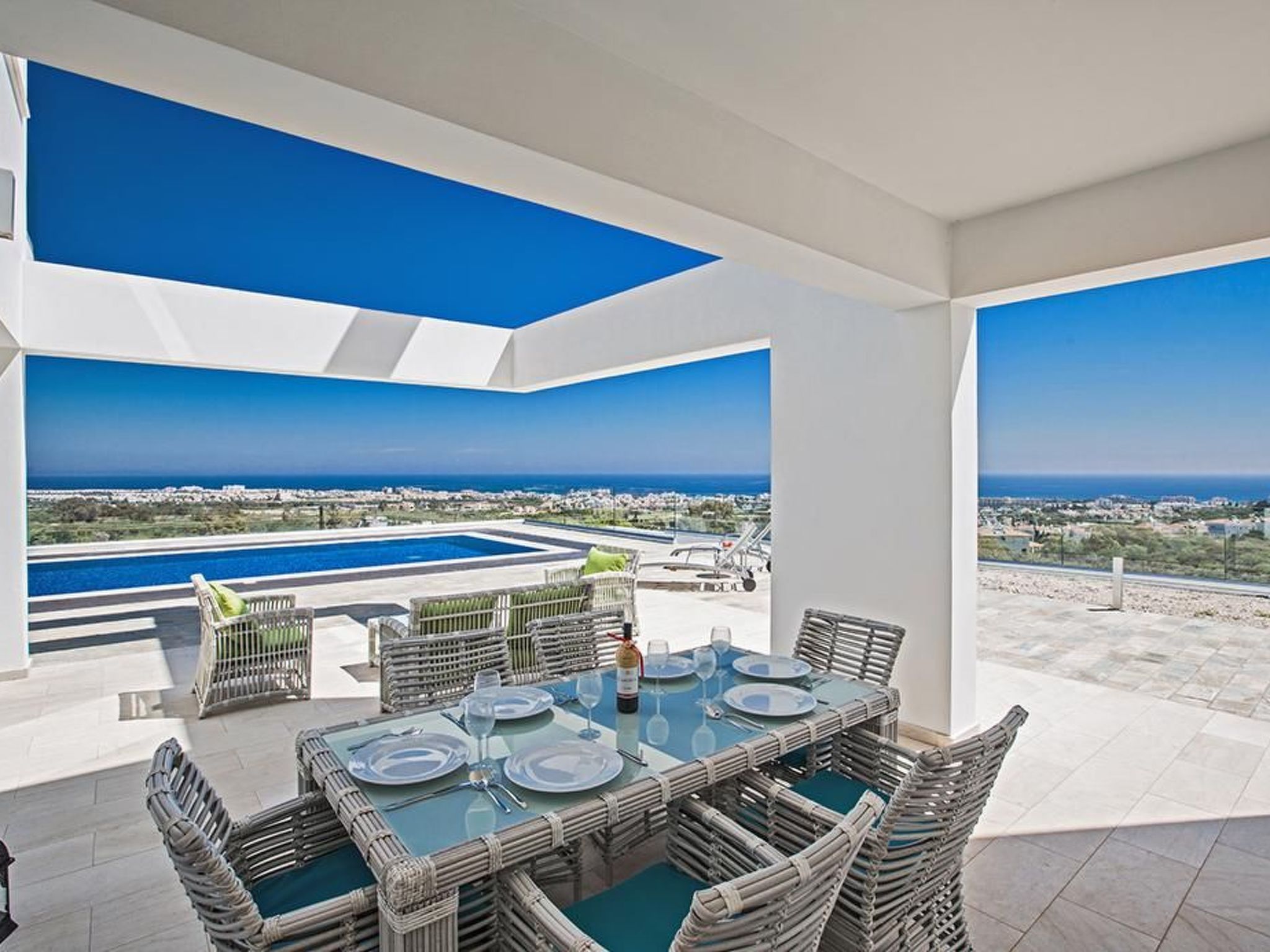 Moderne 3-Schlafzimmer-Villa mit atemberaubendem Meerblick-Image-tags.info