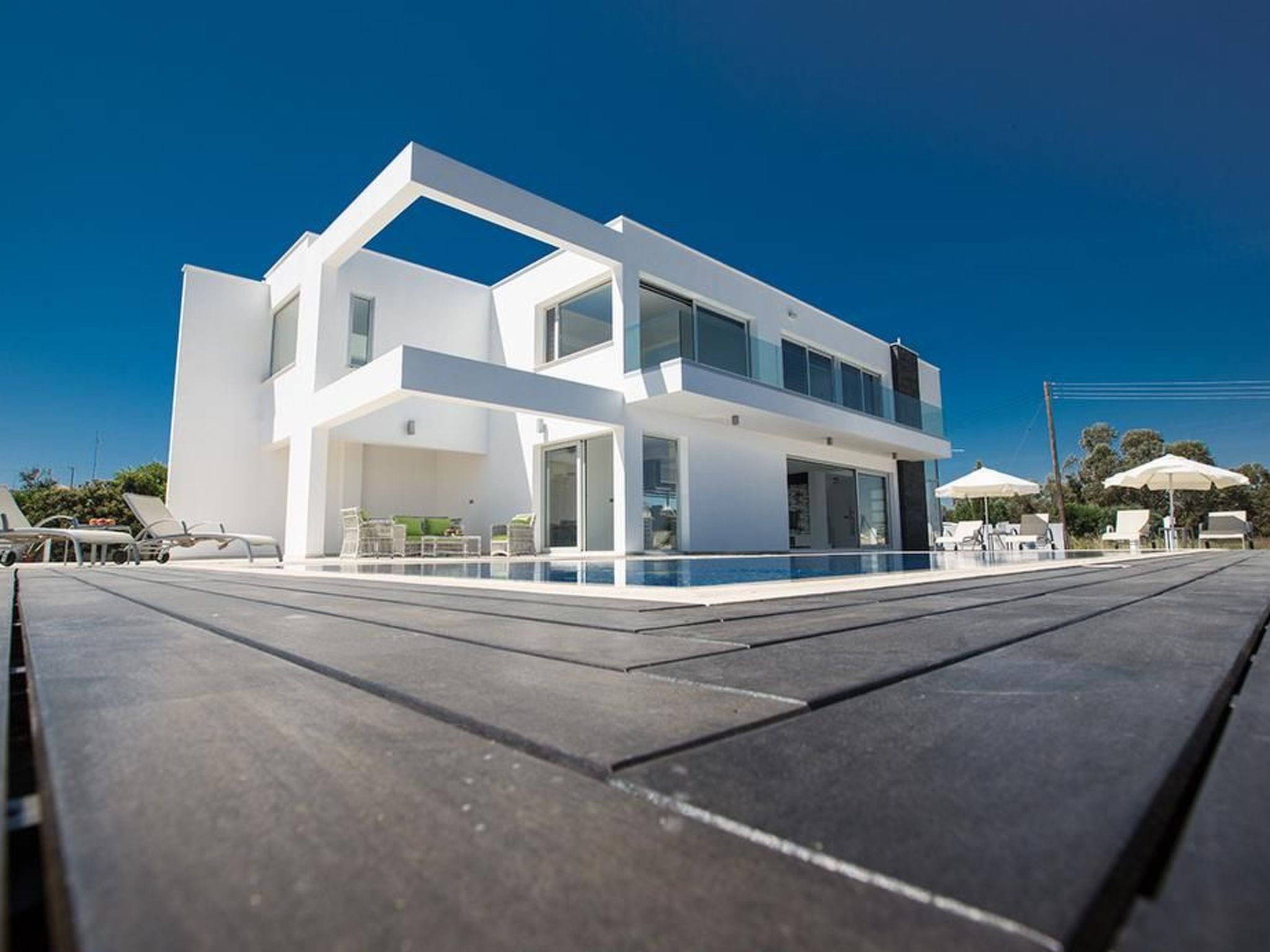 Moderne 3-Schlafzimmer-Villa mit atemberaubendem Meerblick-Image-tags.info