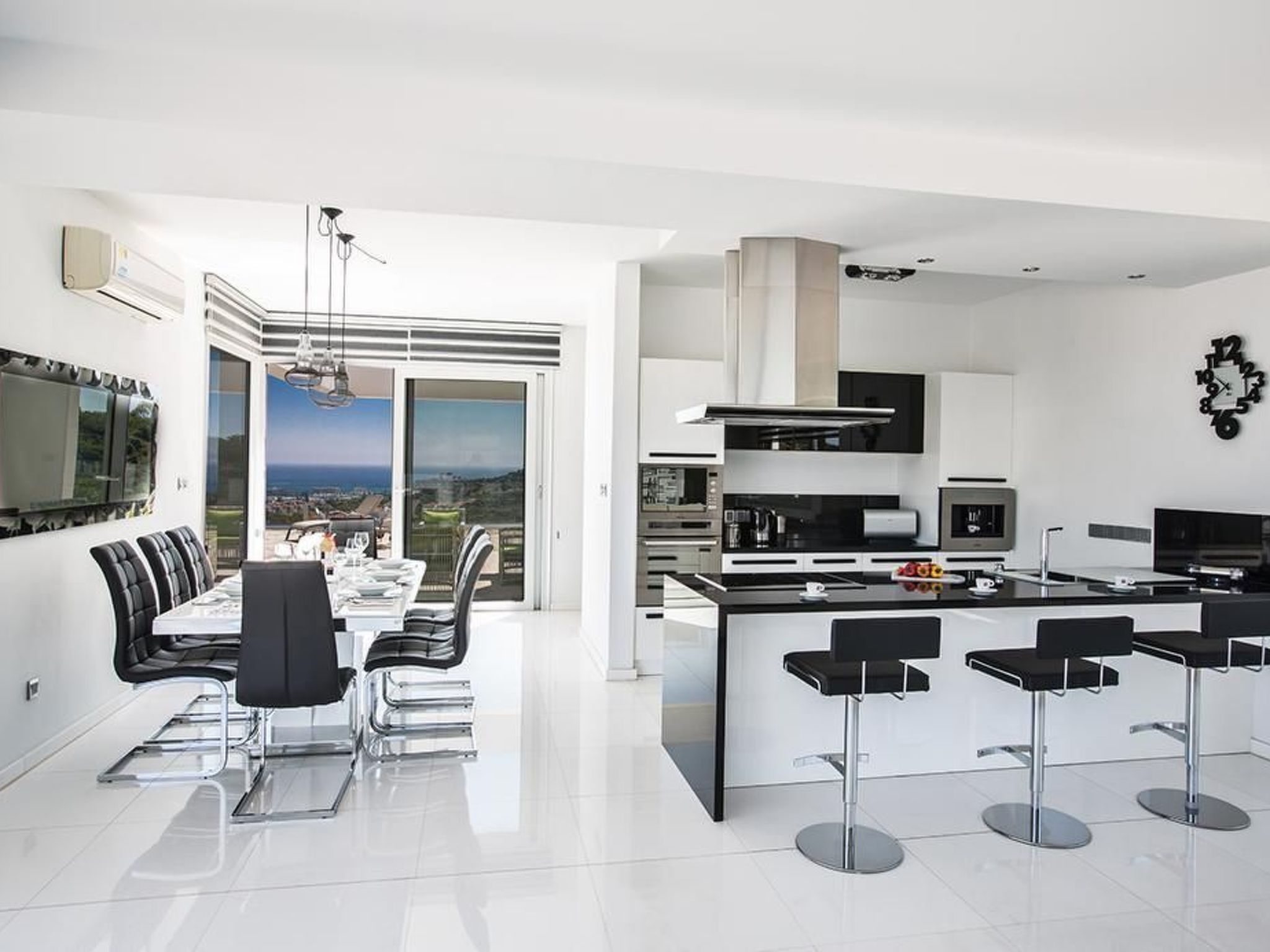 Moderne 3-Schlafzimmer-Villa mit atemberaubendem Meerblick-Image-tags.info