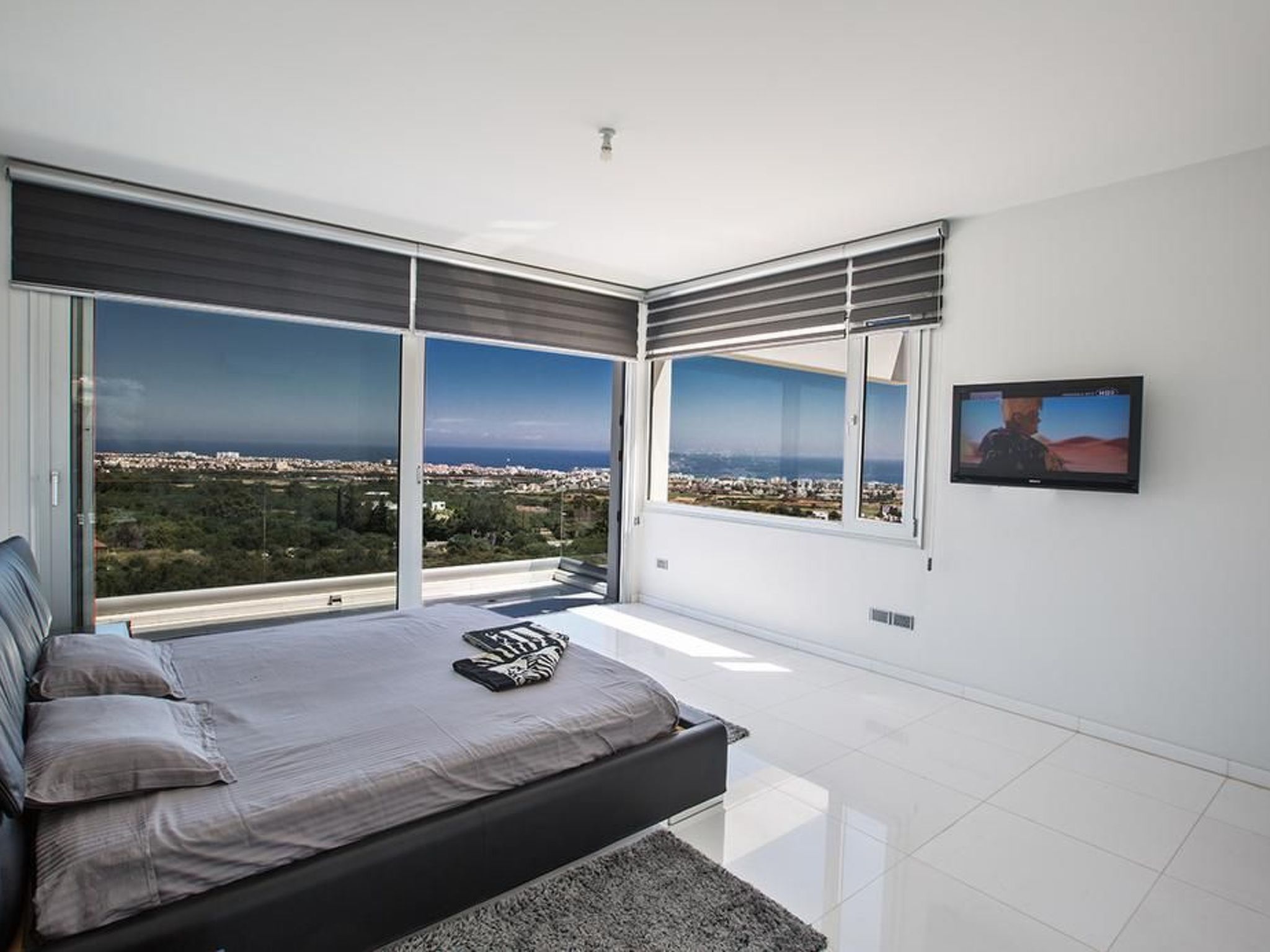 Moderne 3-Schlafzimmer-Villa mit atemberaubendem Meerblick-Image-tags.info