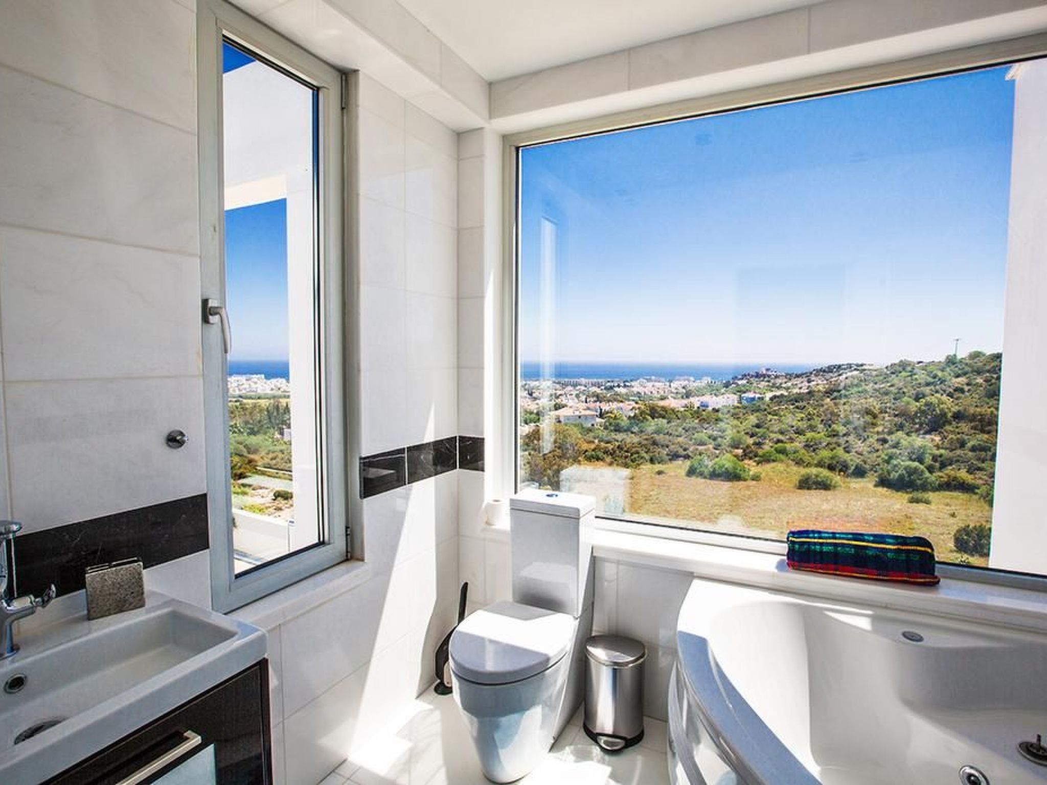 Moderne 3-Schlafzimmer-Villa mit atemberaubendem Meerblick-Image-tags.info