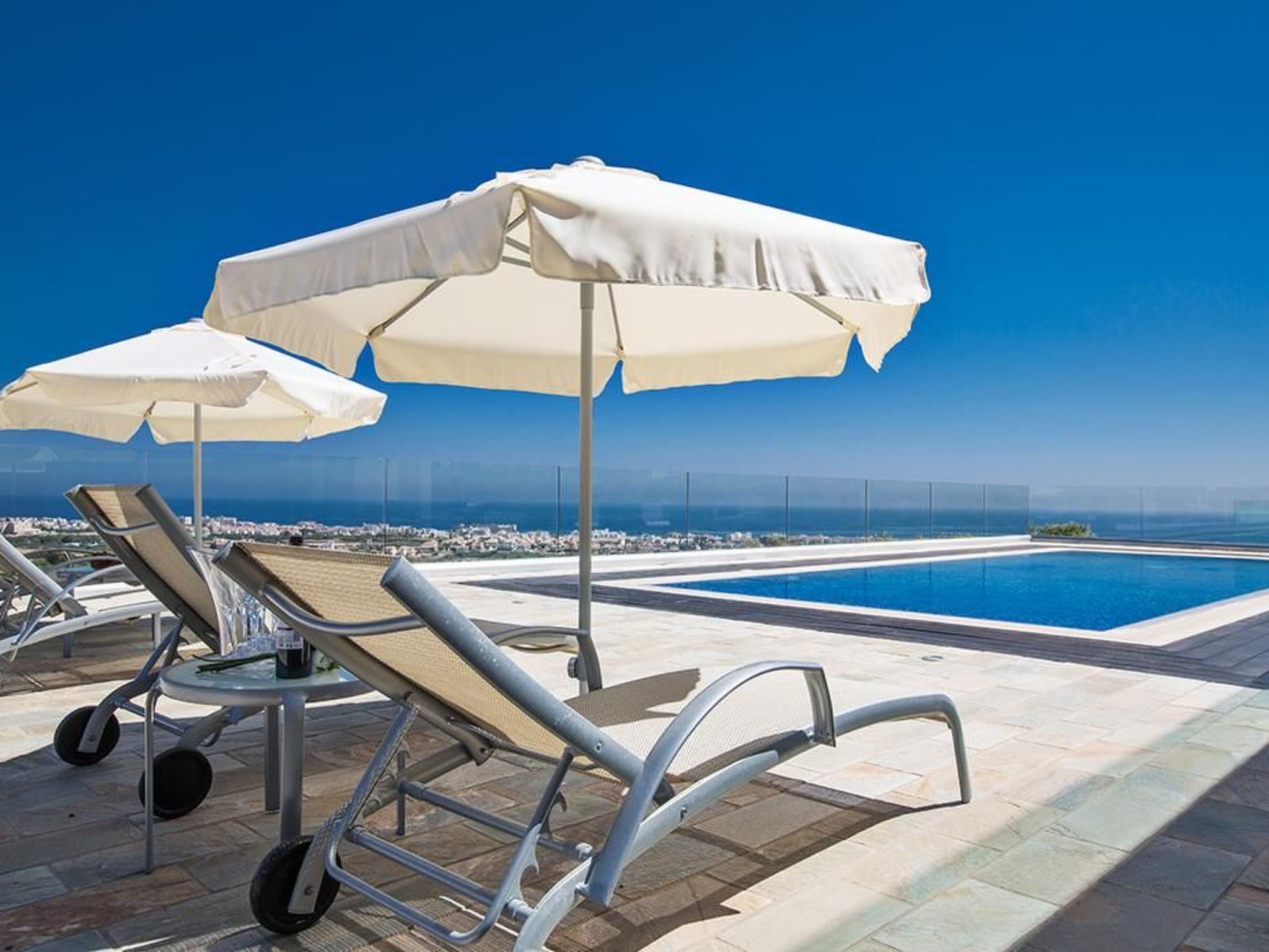 Moderne 3-Schlafzimmer-Villa mit atemberaubendem Meerblick-Image-tags.info