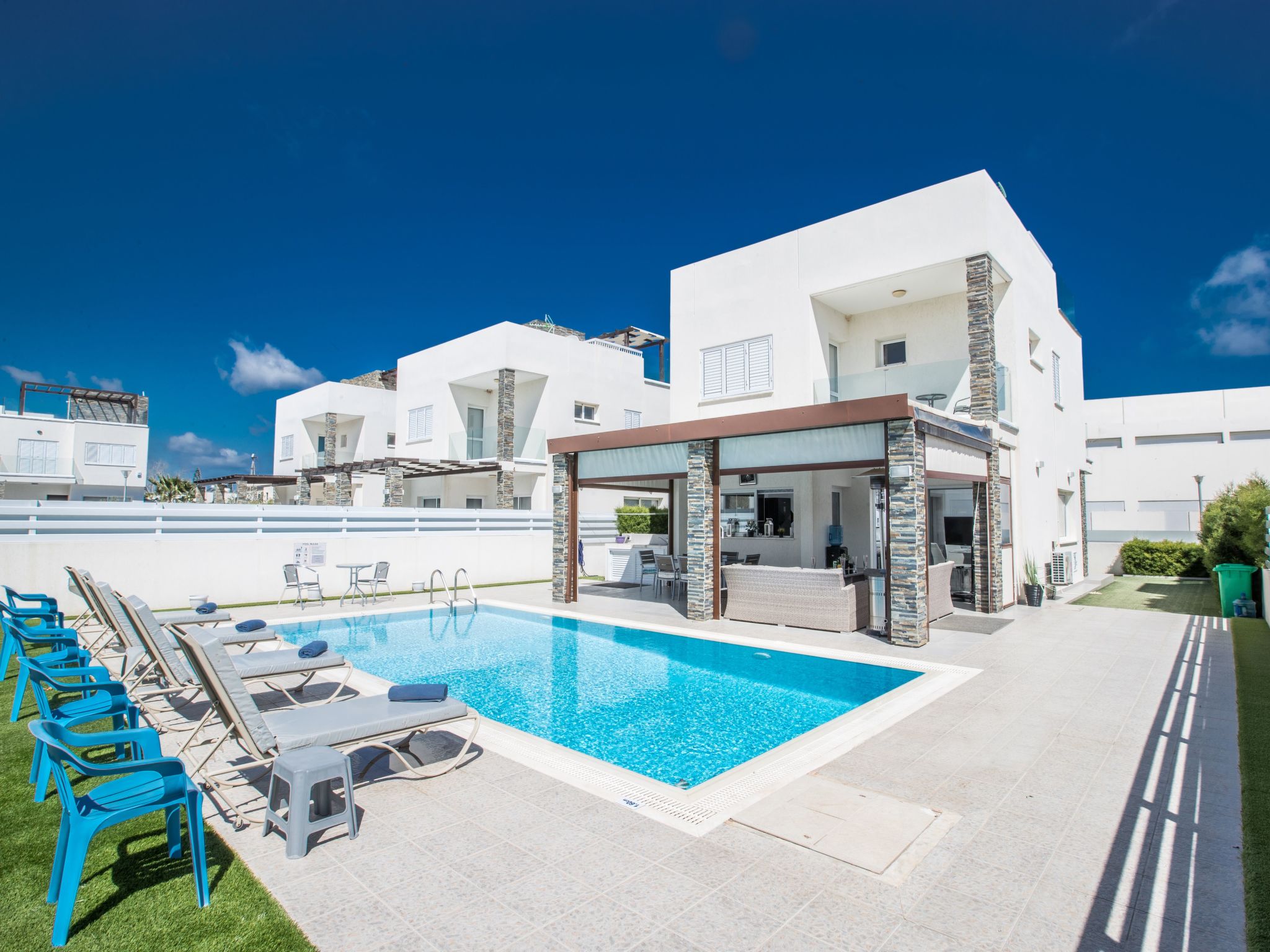 Moderne 4-Schlafzimmer-Villa im Zentrum von Protaras