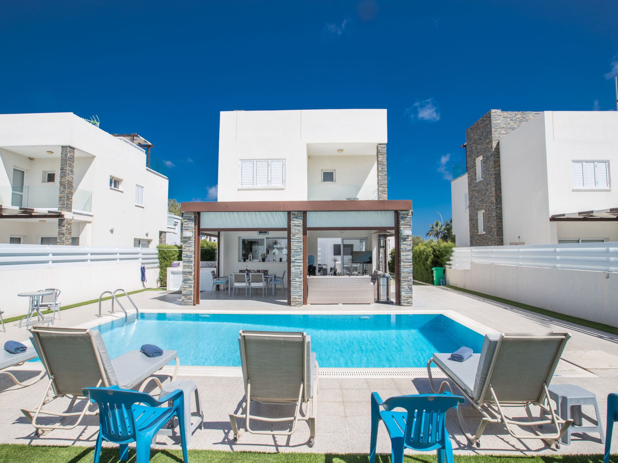 Moderne 4-Schlafzimmer-Villa im Zentrum von Protaras