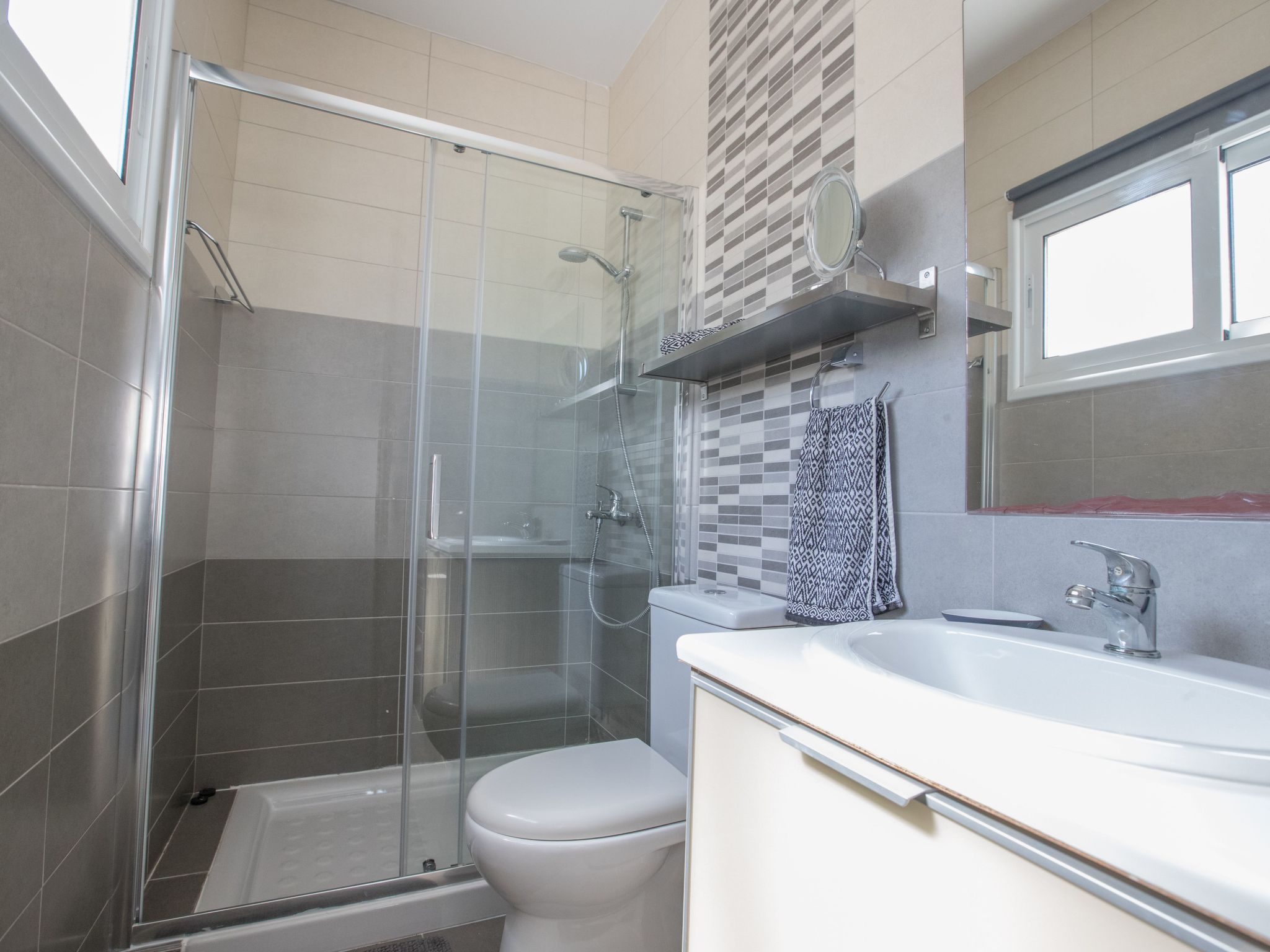 Moderne 4-Schlafzimmer-Villa im Zentrum von Protaras-Image-tags.info