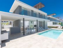 Op 600m van het centrum: Vrijstaand vakantiehuis met privézwembad in Protaras - thumbnail 1