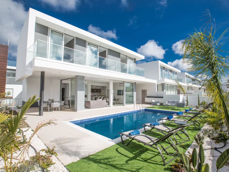 Op 550m van het centrum: Vrijstaand vakantiehuis met privézwembad in Protaras in Protaras