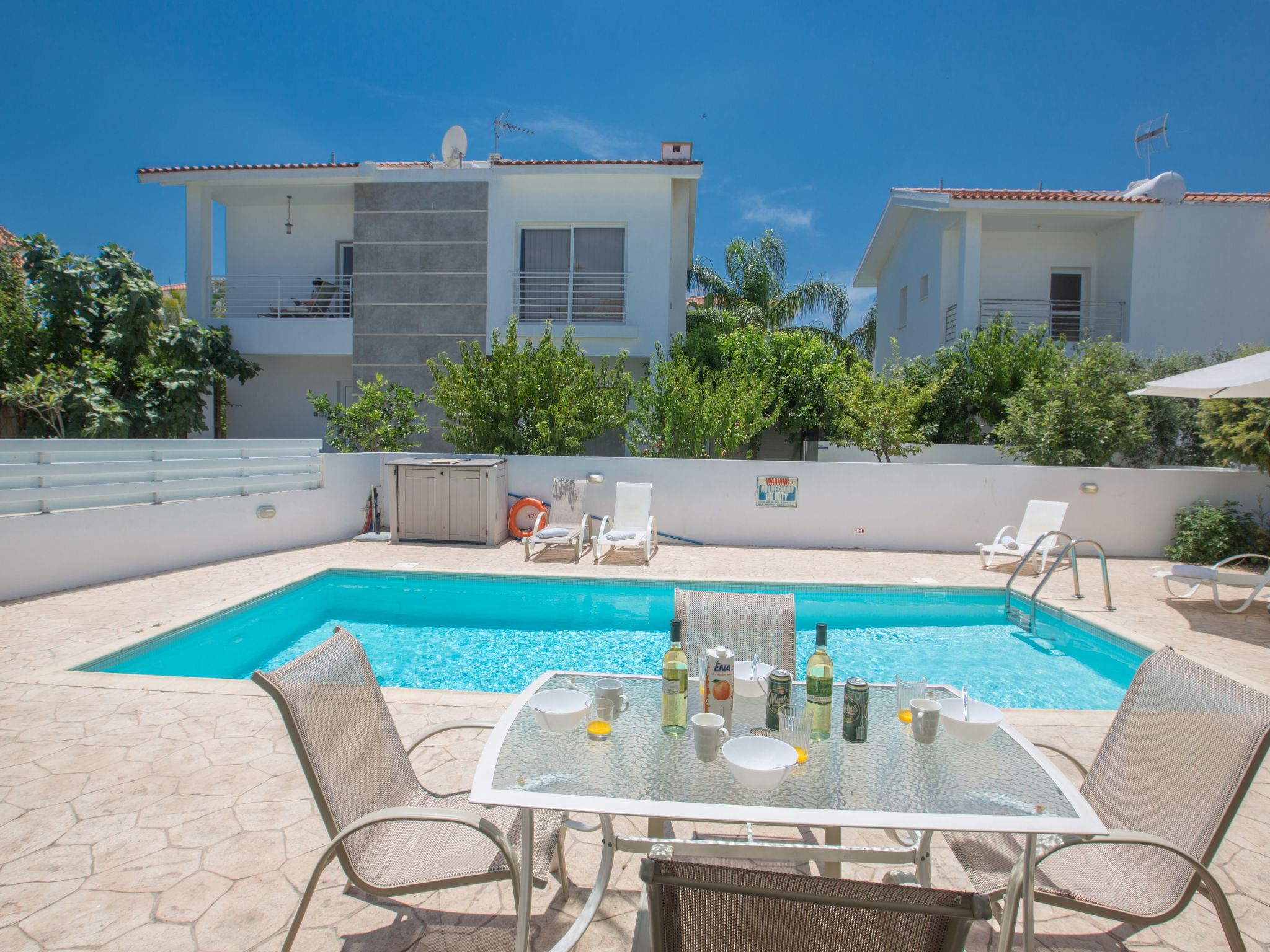 Helle Ferienvilla mit Pool-Image-tags.info