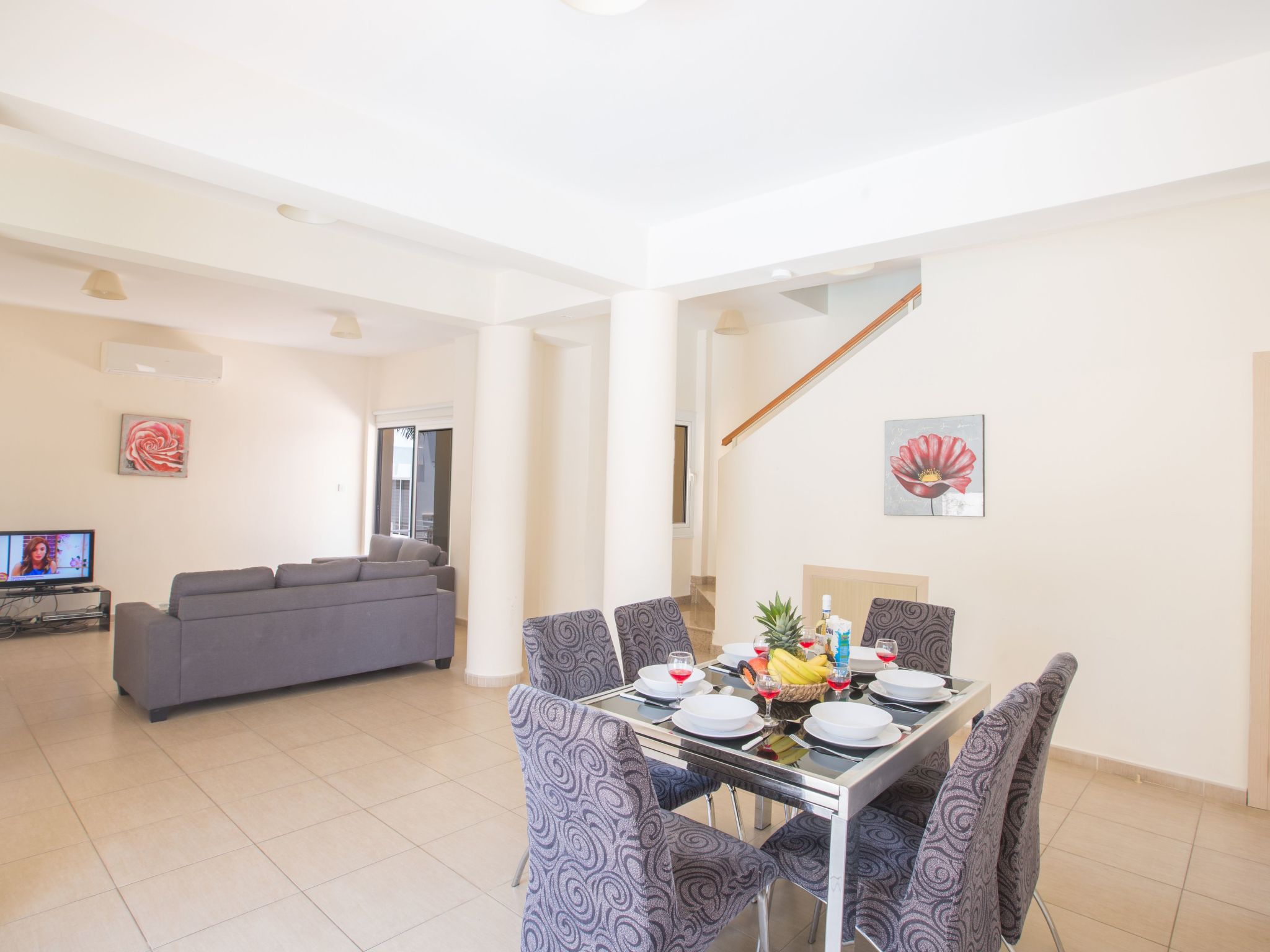 Helle Ferienvilla mit Pool-Image-tags.info