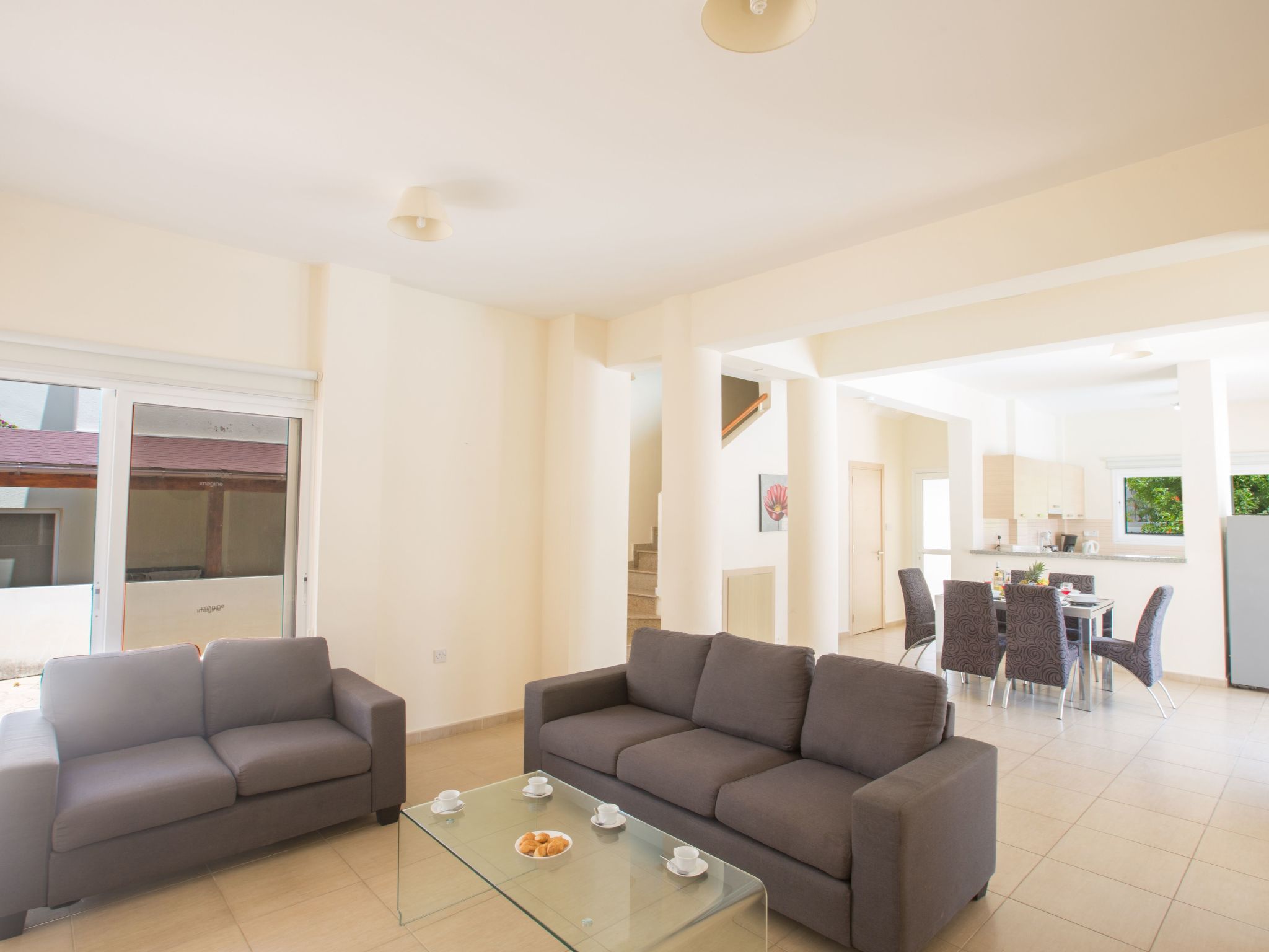 Helle Ferienvilla mit Pool-Image-tags.info