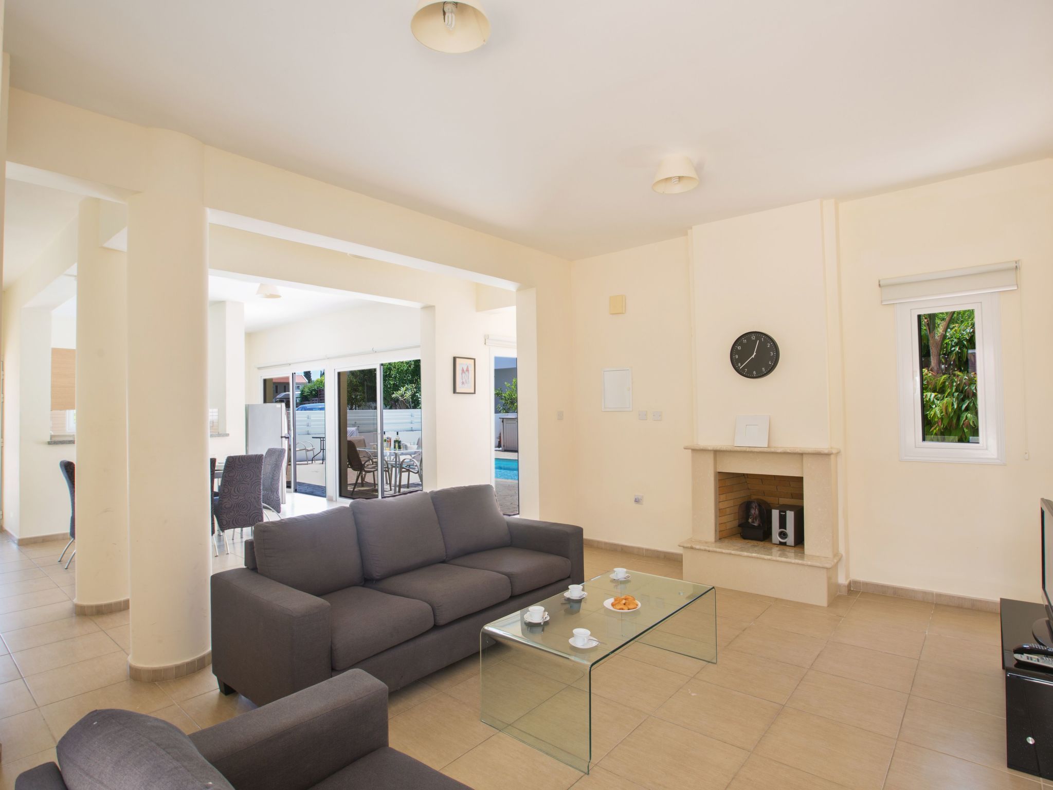 Helle Ferienvilla mit Pool-Image-tags.info