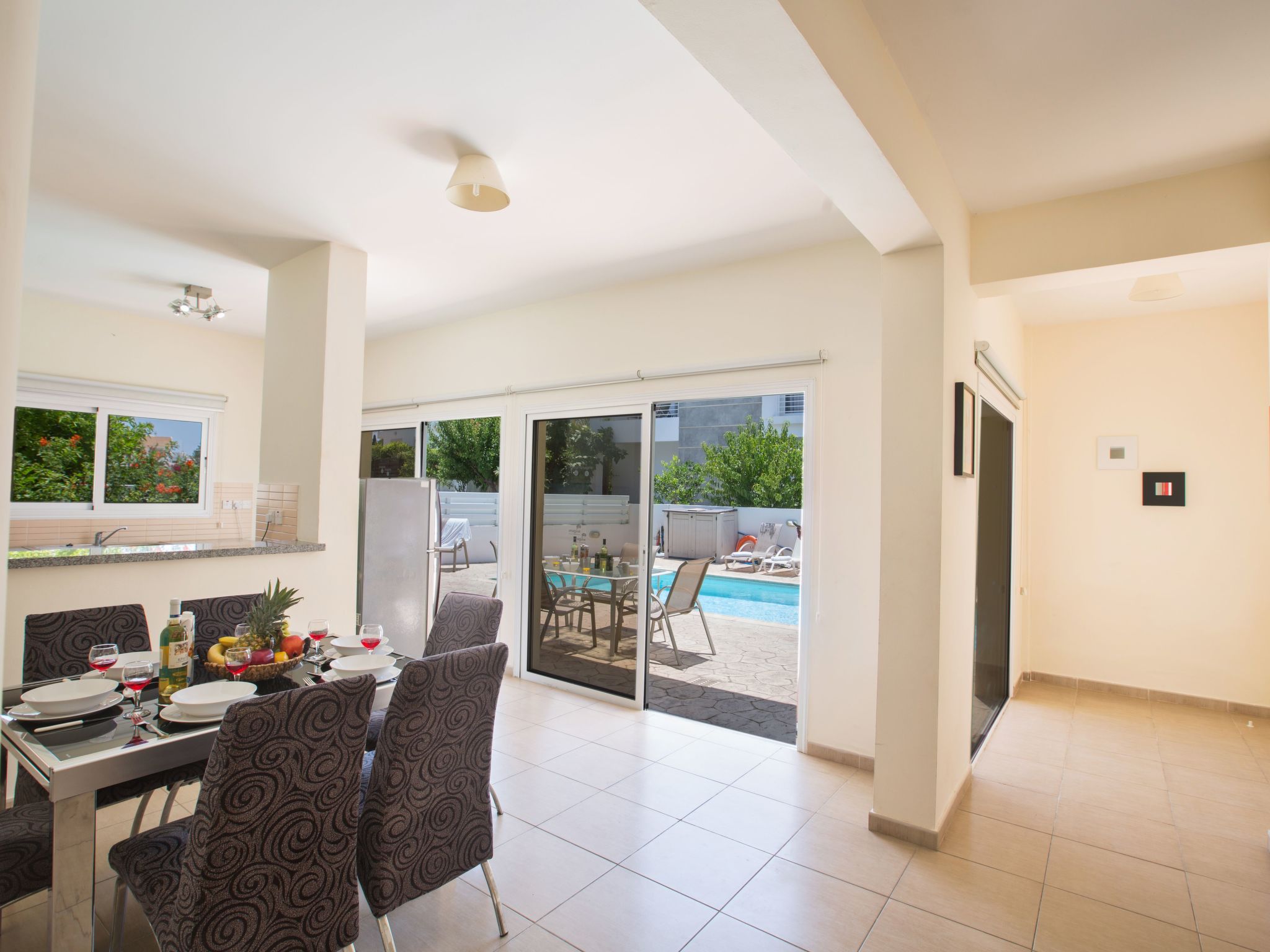 Helle Ferienvilla mit Pool-Image-tags.info