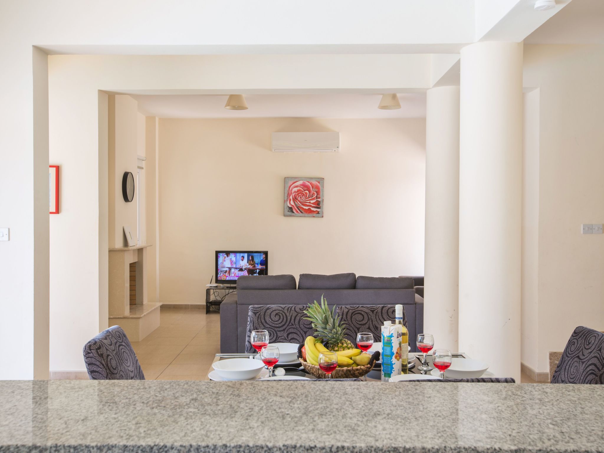 Helle Ferienvilla mit Pool-Image-tags.info