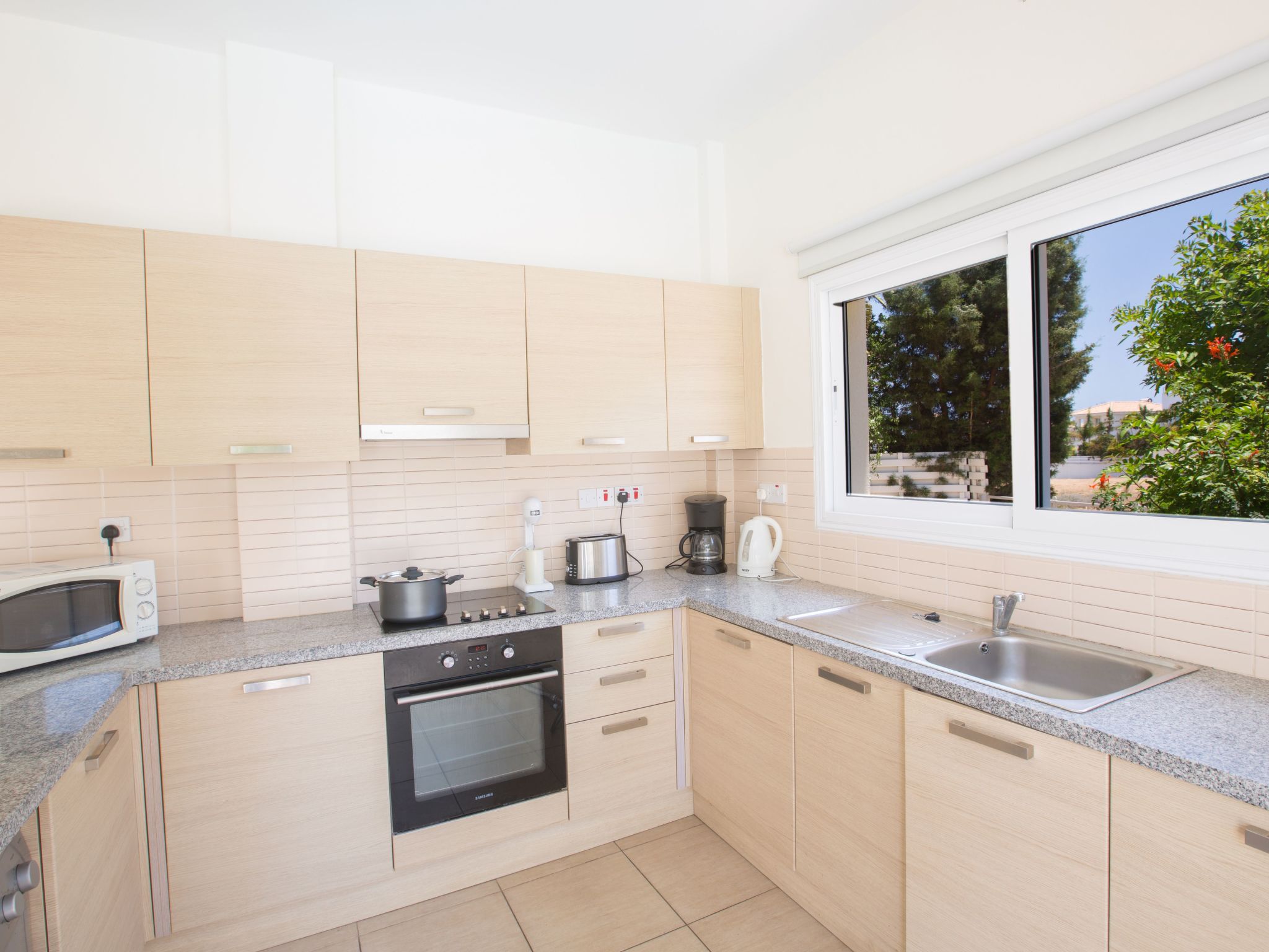 Helle Ferienvilla mit Pool-Image-tags.info