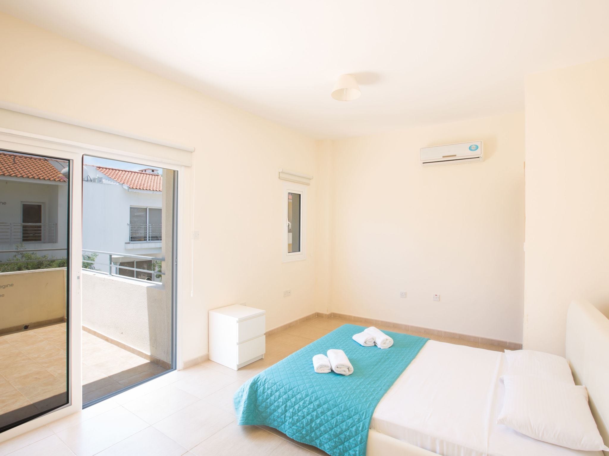 Helle Ferienvilla mit Pool-Image-tags.info